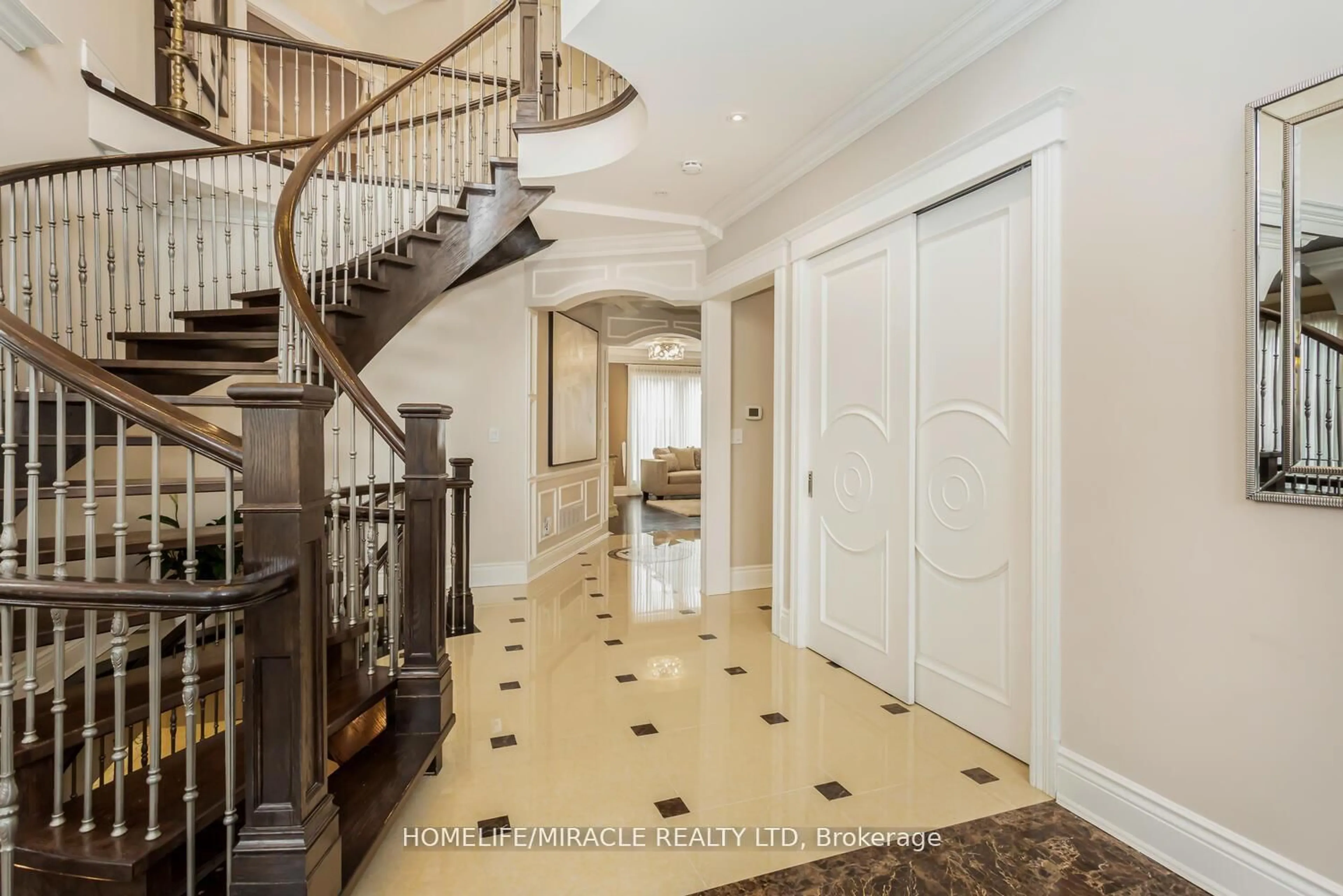 Indoor foyer for 369 Toynevale Rd, Pickering Ontario L1W 2G9