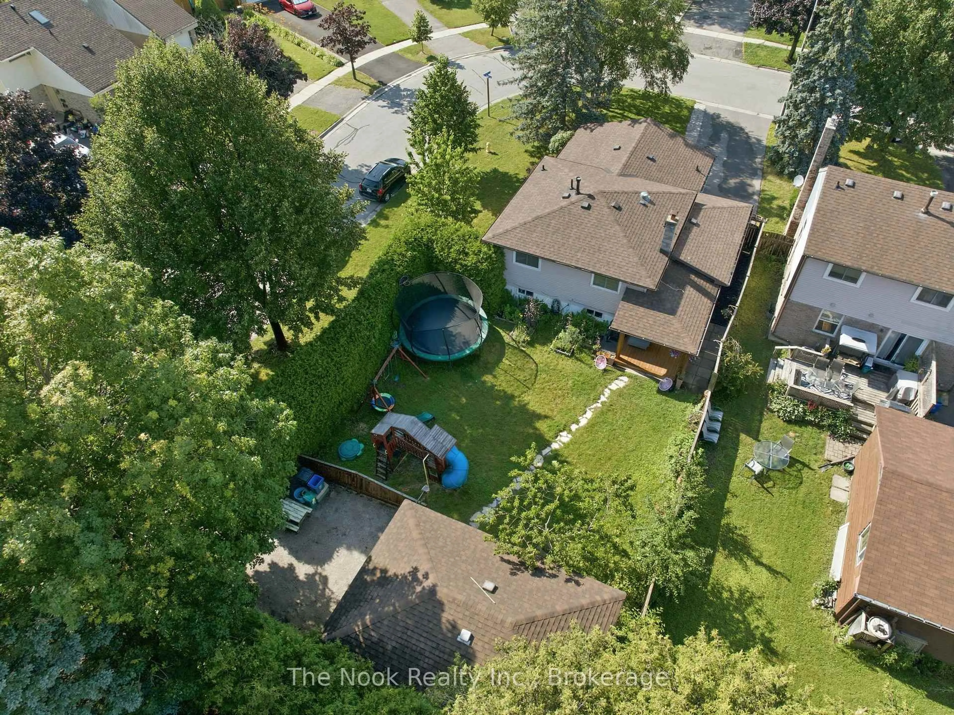 A pic from outside/outdoor area/front of a property/back of a property/a pic from drone, street for 1131 Eldorado Ave, Oshawa Ontario L1K 1E7