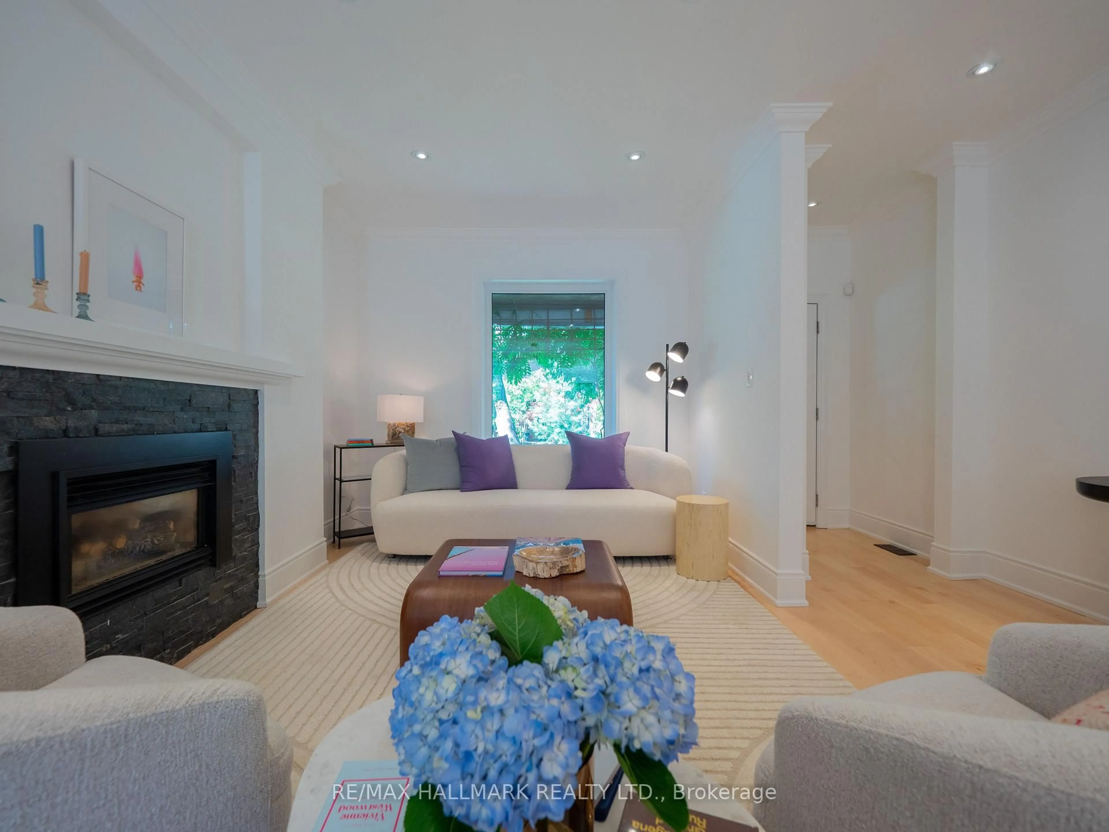 Living room with furniture, unknown for 65 Hampton Ave, Toronto Ontario M4K 2Y7