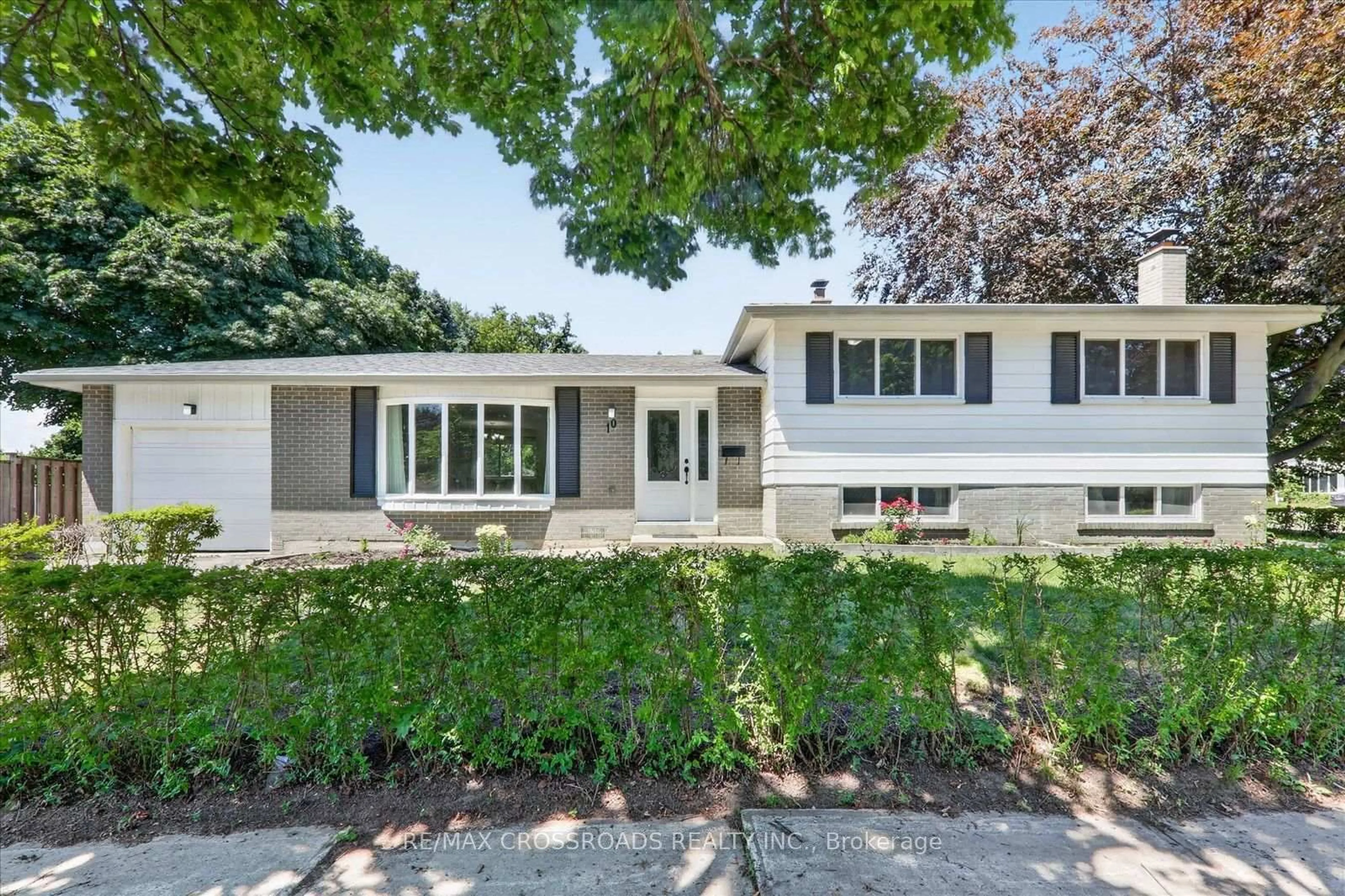 Home with vinyl exterior material, street for 10 Gillbank Cres, Toronto Ontario M1E 4H9