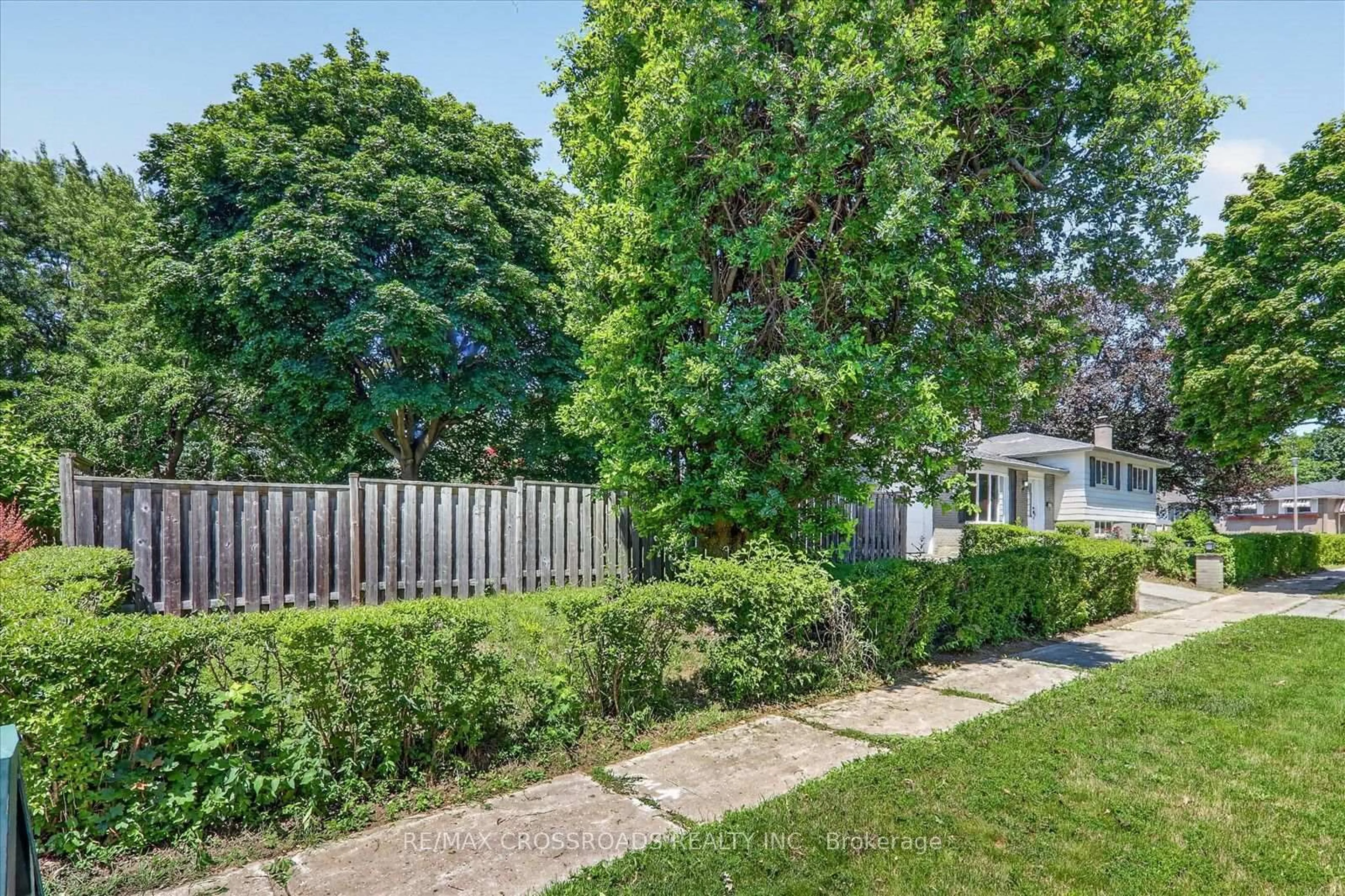 A pic from outside/outdoor area/front of a property/back of a property/a pic from drone, street for 10 Gillbank Cres, Toronto Ontario M1E 4H9