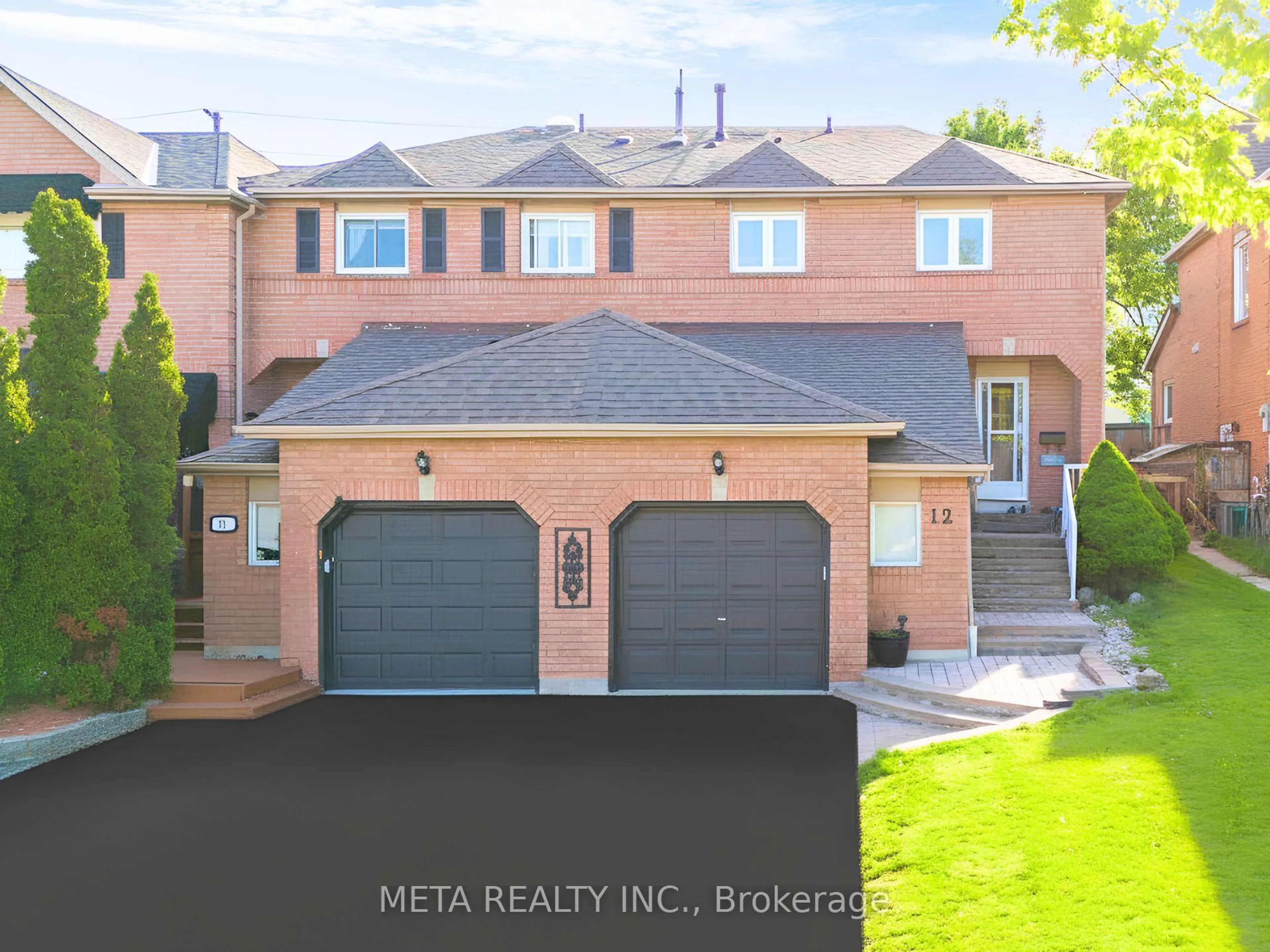 A pic from outside/outdoor area/front of a property/back of a property/a pic from drone, street for 12 Heaver Dr, Whitby Ontario L1N 8X2