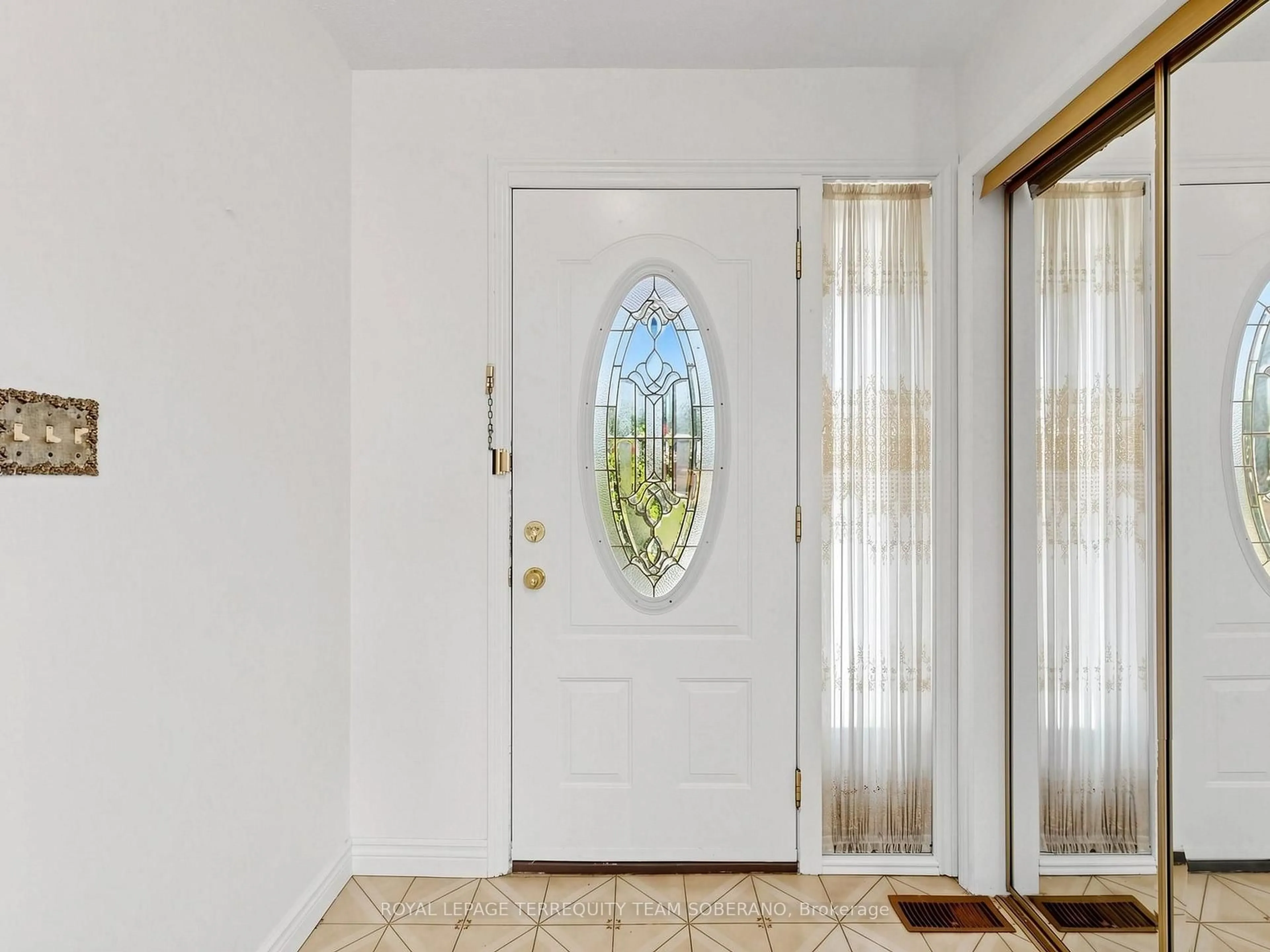 Indoor entryway for 36 Lyon Heights Rd, Toronto Ontario M1P 3V7