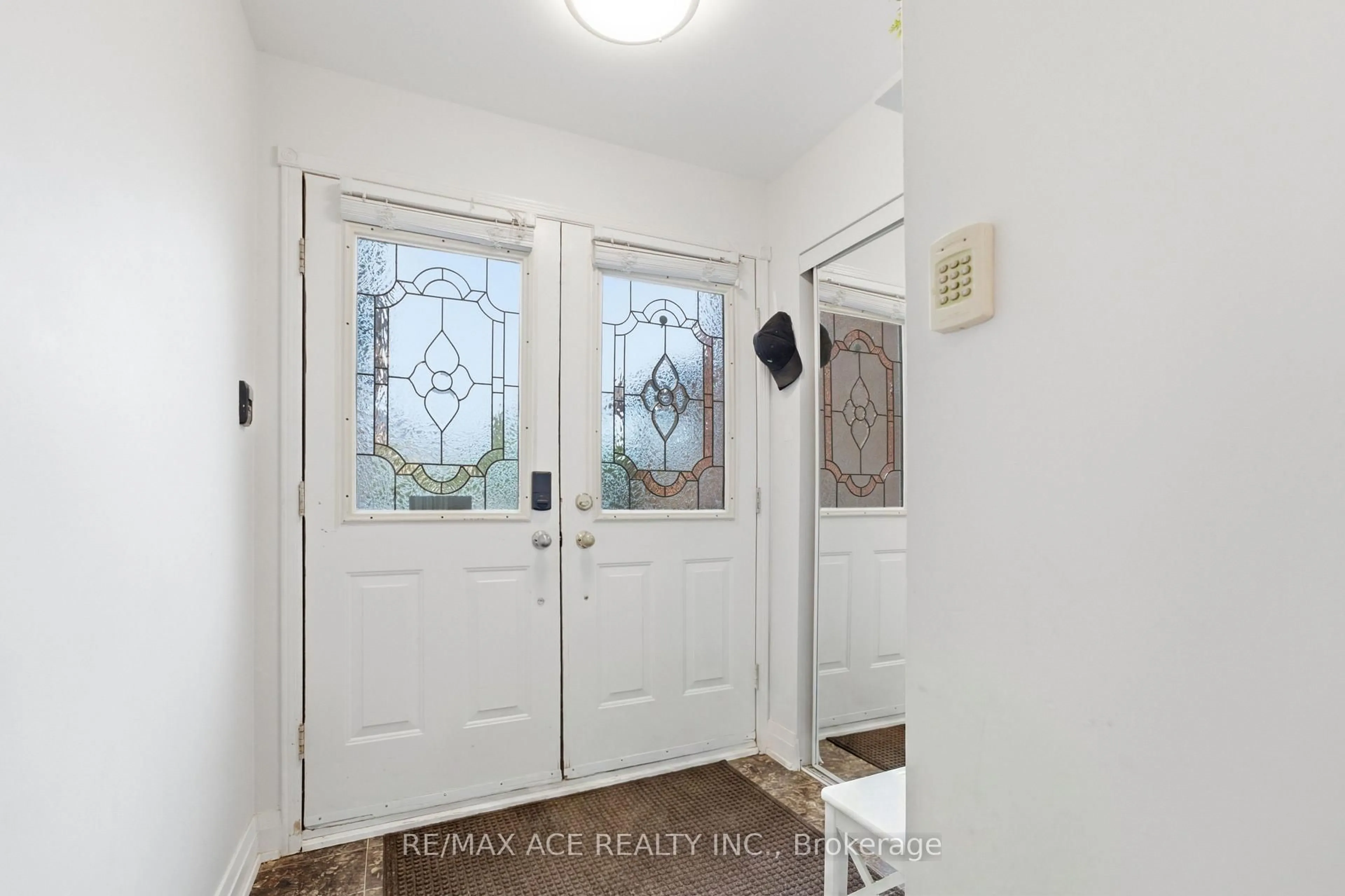 Indoor entryway for 1563 Nipissing Crt, Pickering Ontario L1V 6T9