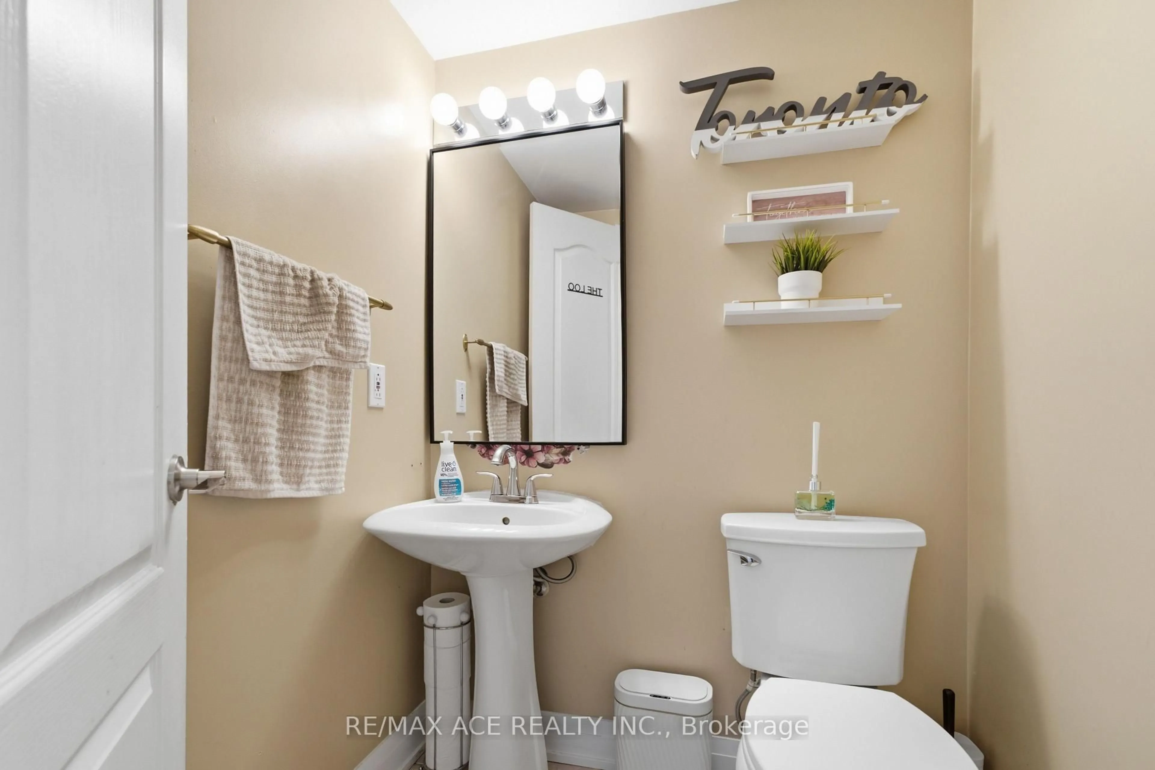 Standard bathroom, ceramic/tile floor for 1563 Nipissing Crt, Pickering Ontario L1V 6T9