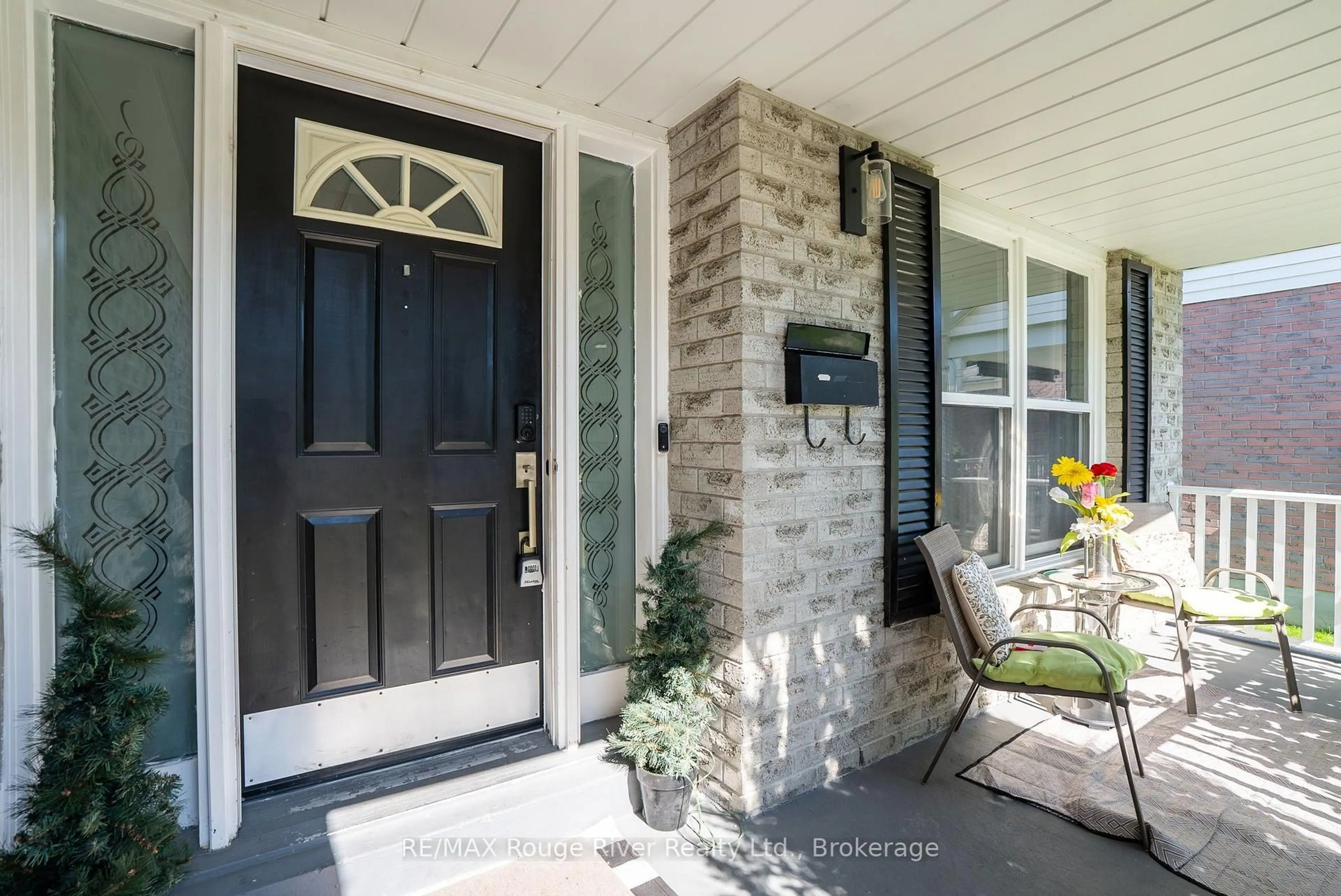 Indoor entryway for 475 Safari Dr, Oshawa Ontario L1K 1B5