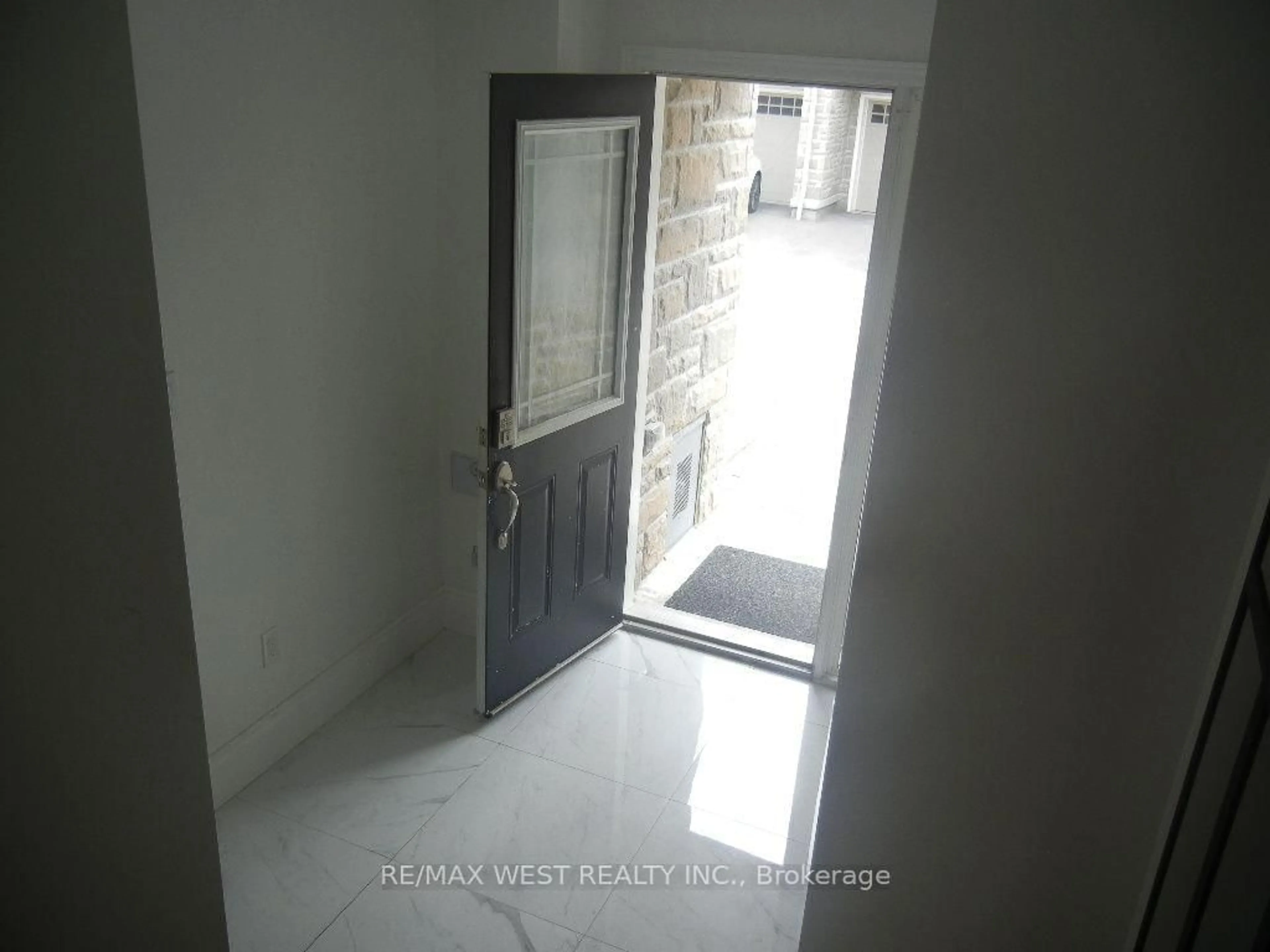 Indoor foyer for 12 Waterstone Way, Whitby Ontario L1N 0M3