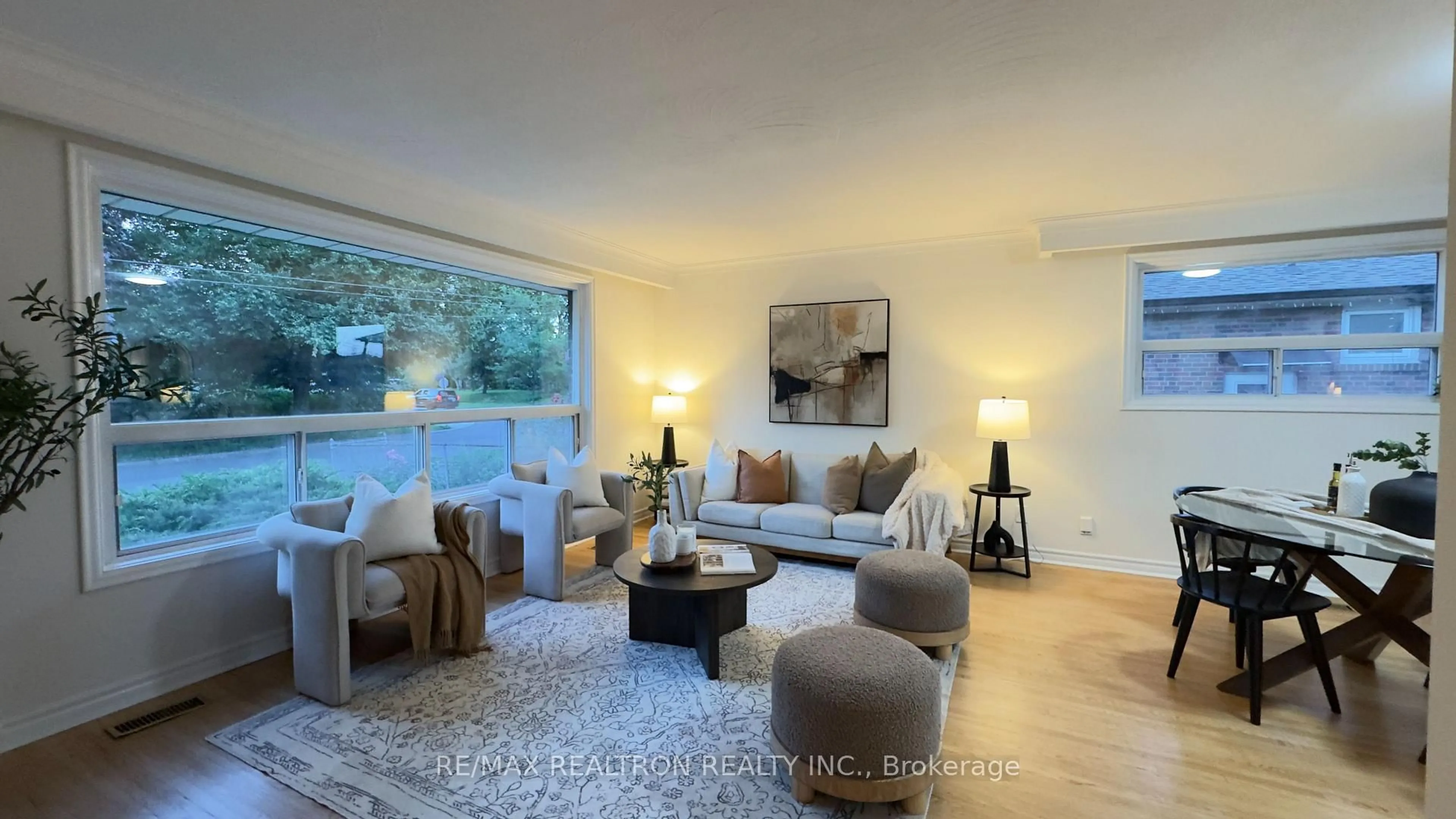 Living room with furniture, wood/laminate floor for 17 Chancellor Dr, Toronto Ontario M1G 2W4
