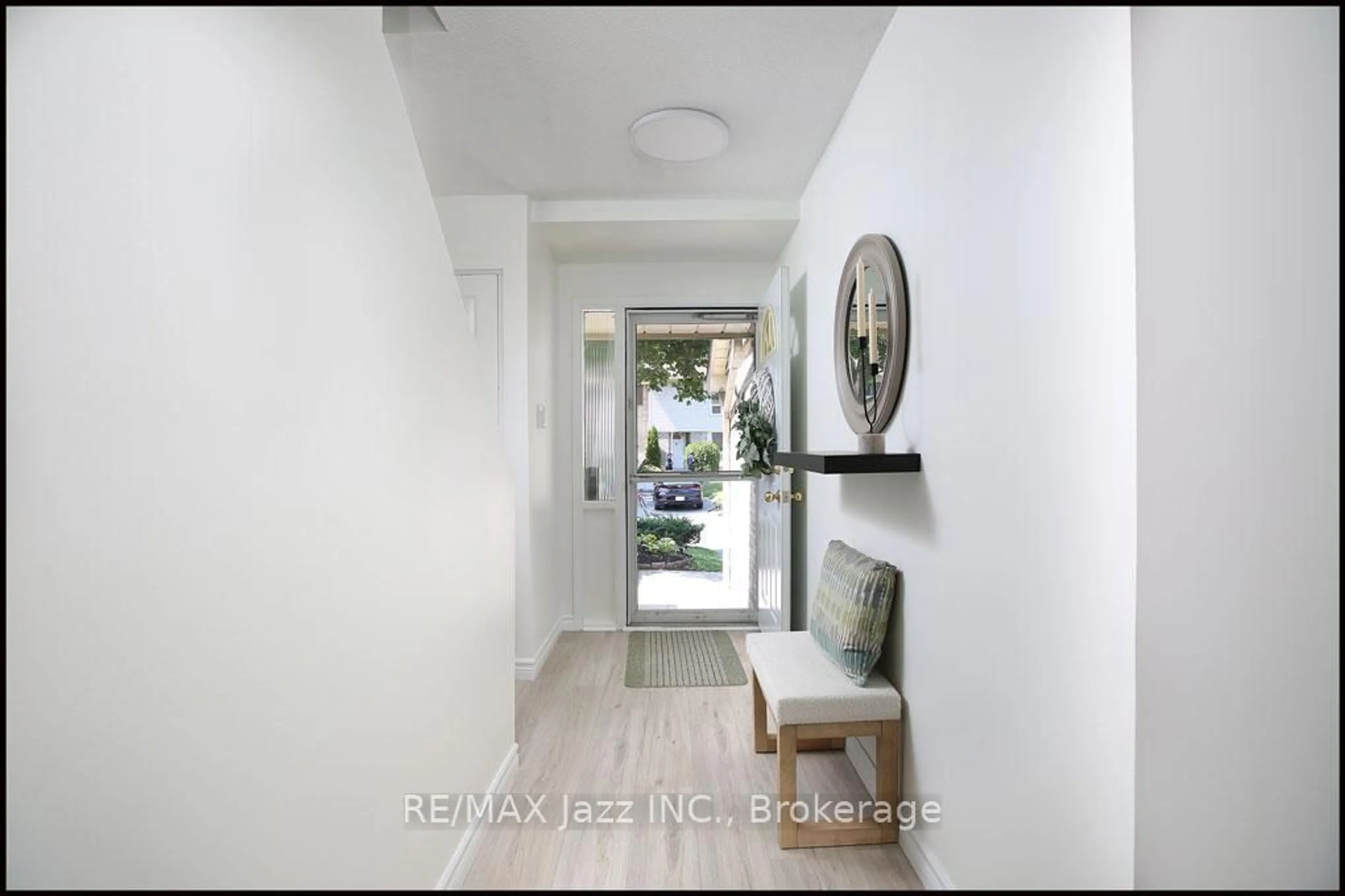 Indoor entryway for 611 Galahad Dr #90, Oshawa Ontario L1K 1M1