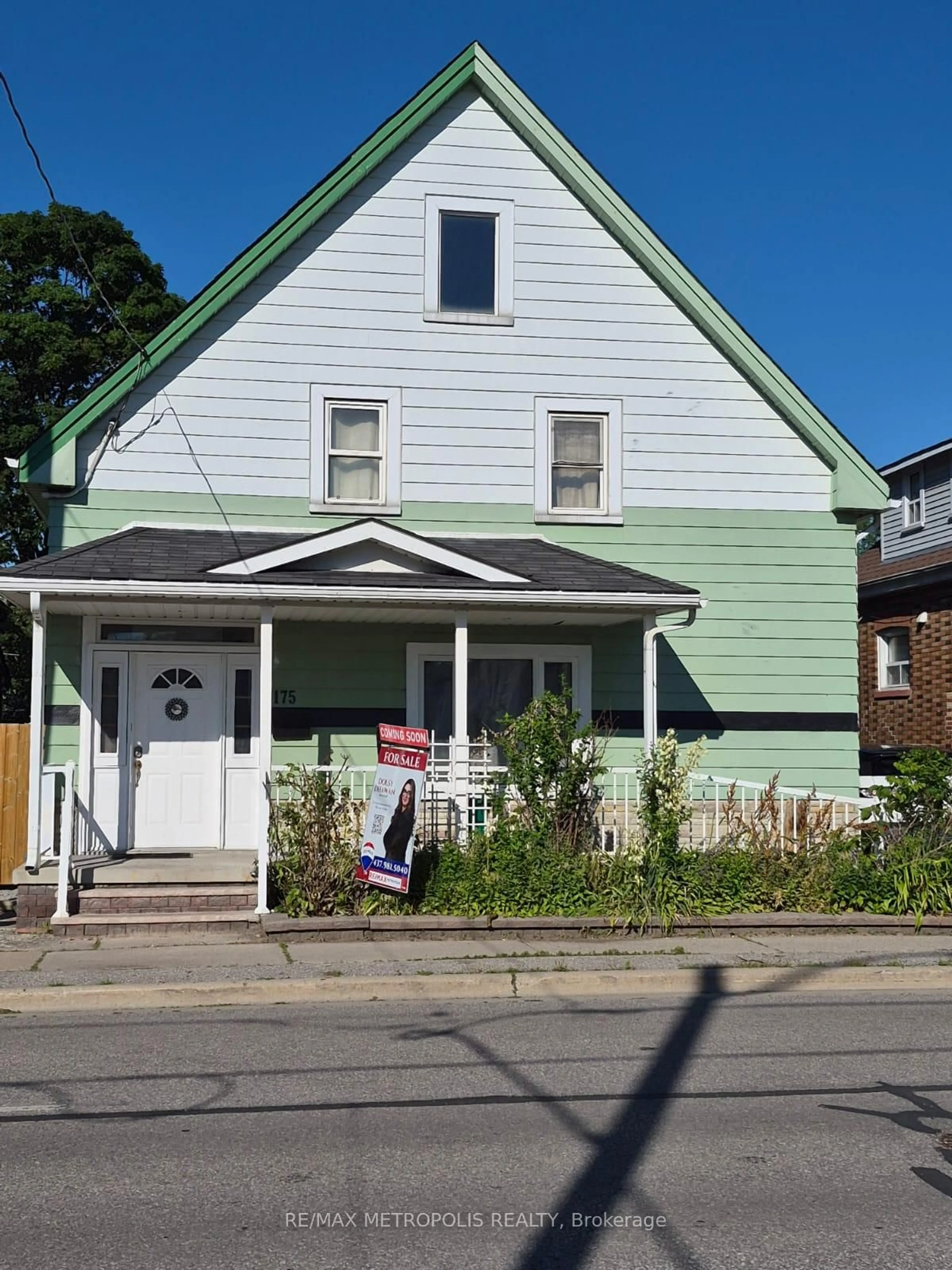 Home with vinyl exterior material, street for 175 Celina St, Oshawa Ontario L1H 4N3