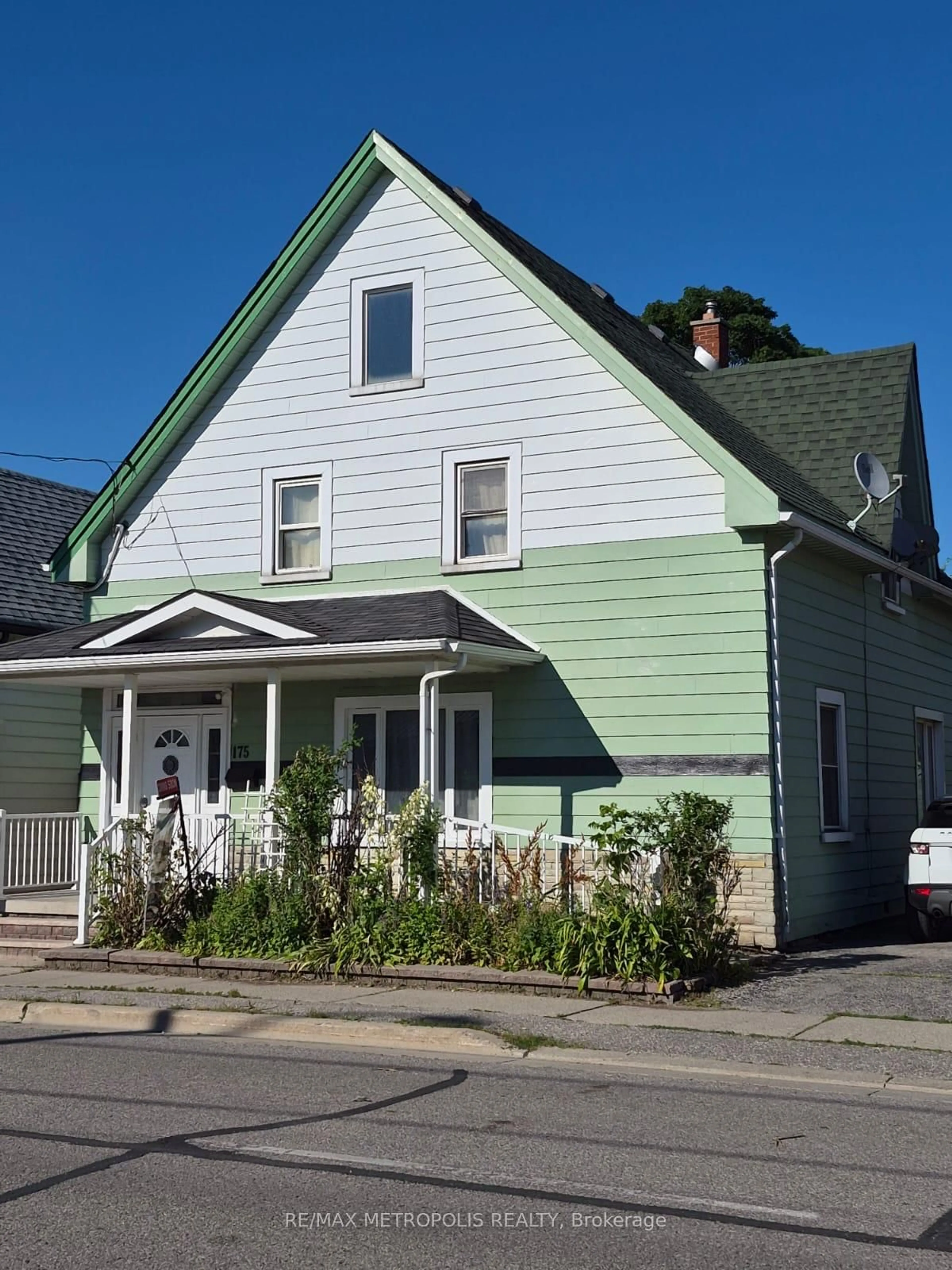 Home with vinyl exterior material, street for 175 Celina St, Oshawa Ontario L1H 4N3