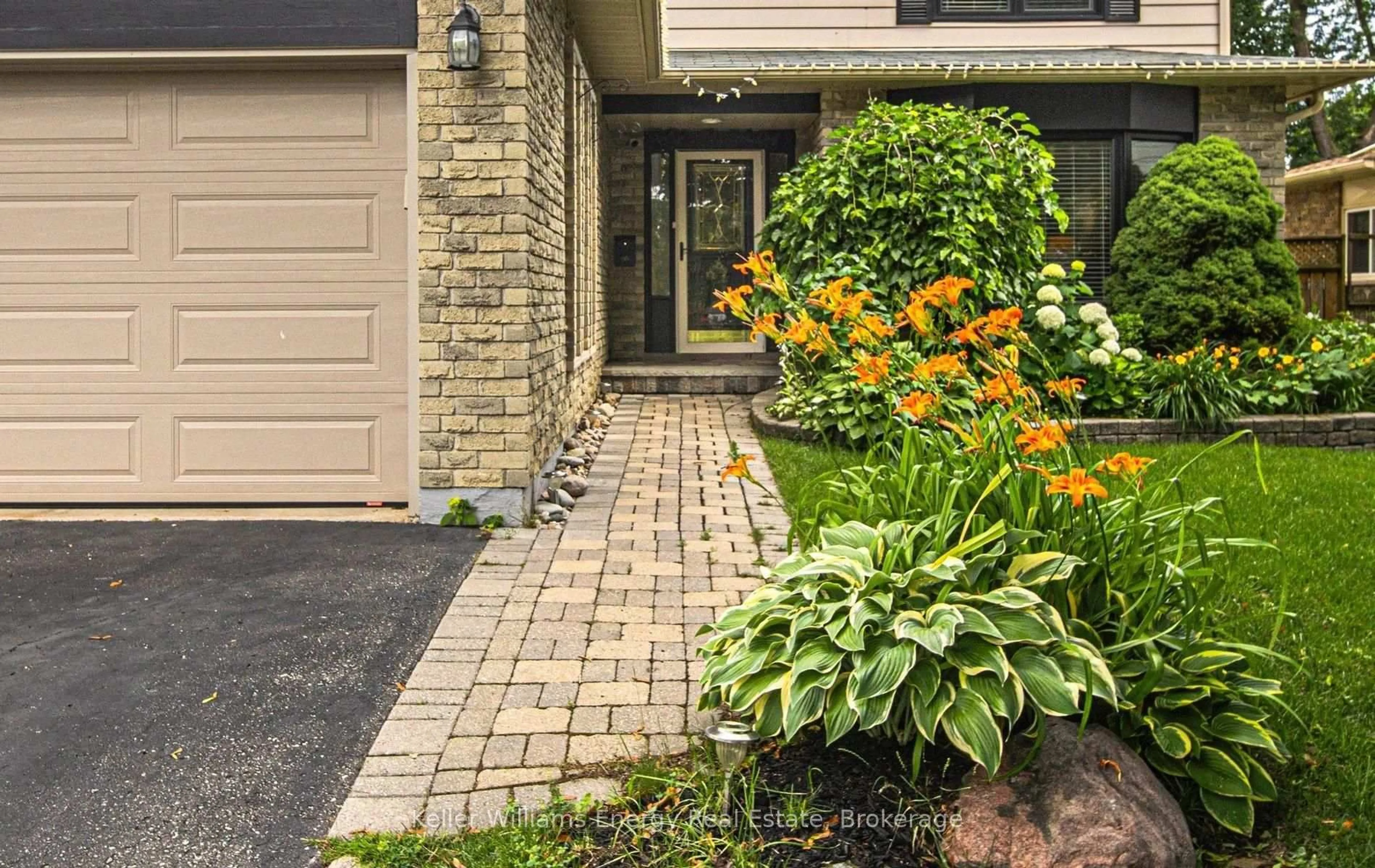 Unknown for 113 Robinson Cres, Whitby Ontario L1N 6W6