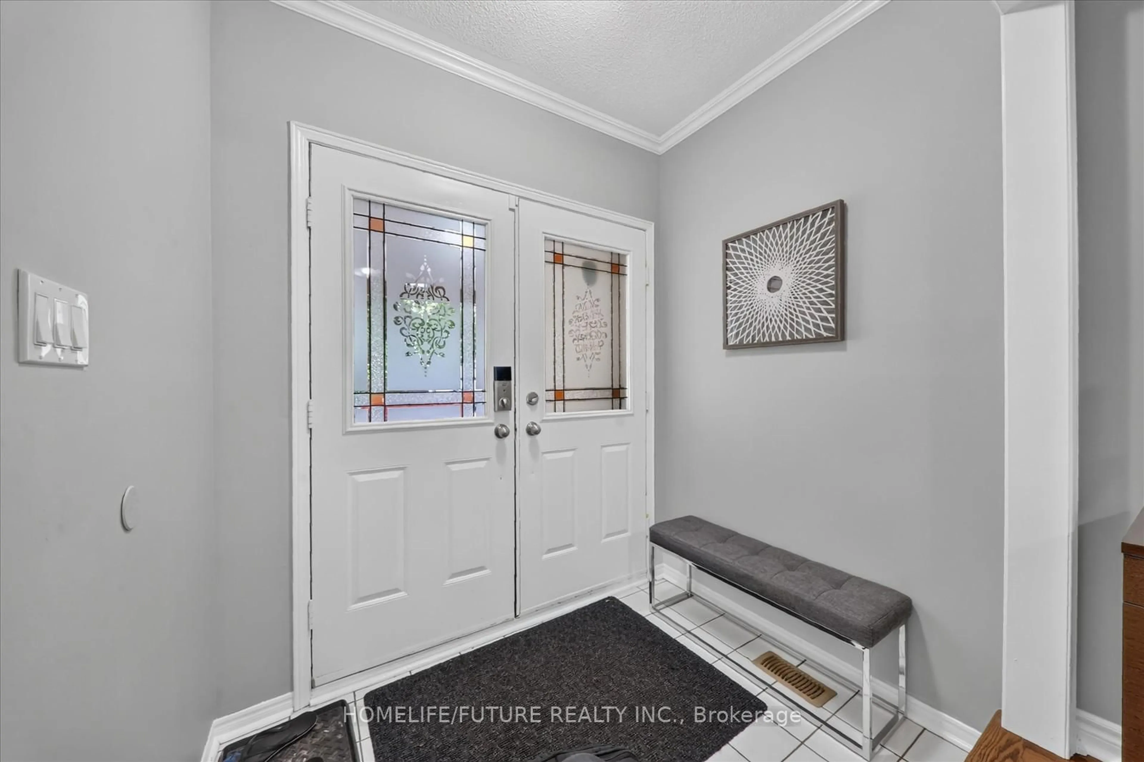 Indoor entryway for 1580 Heathside Cres, Pickering Ontario L1V 5W9