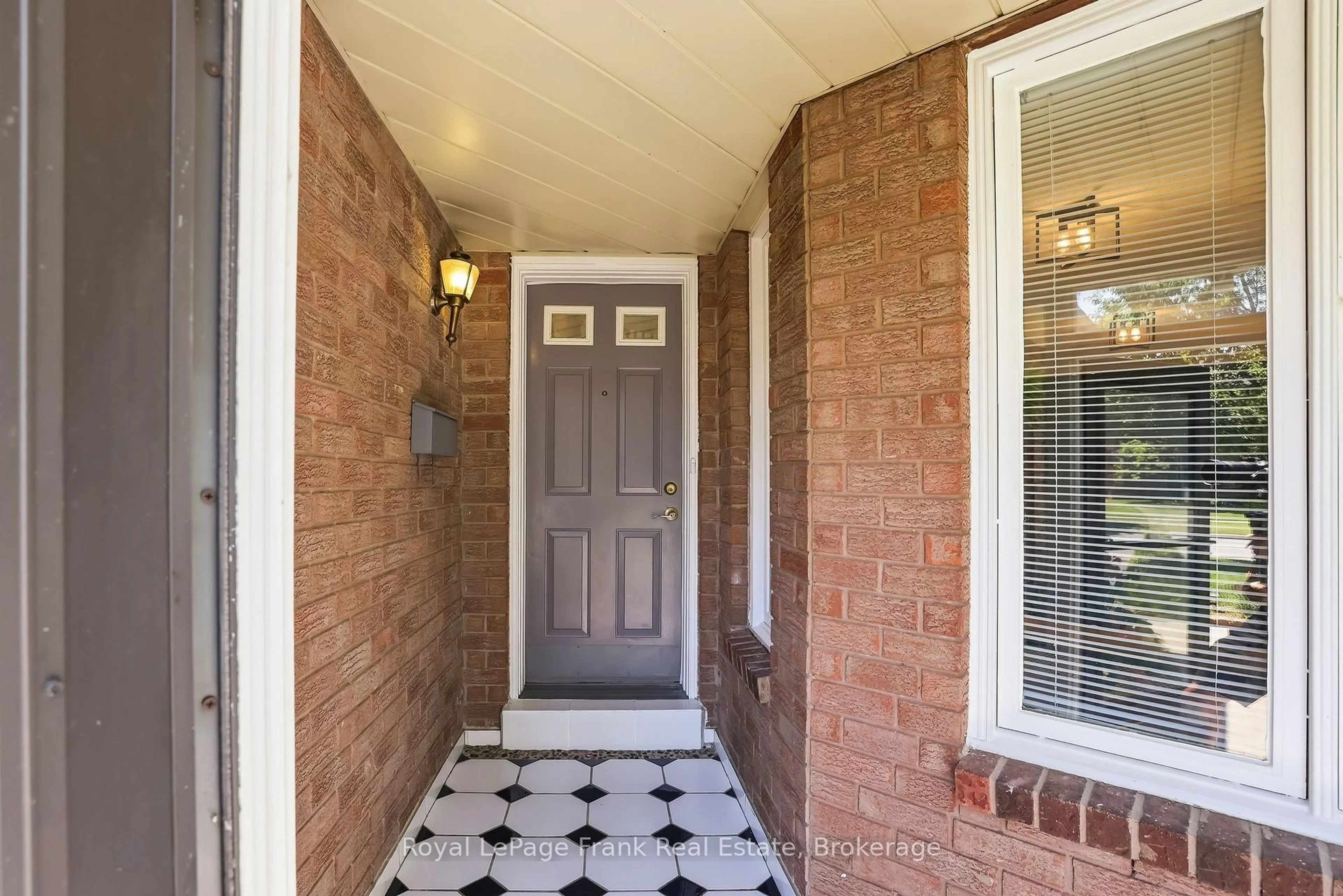 Indoor entryway for 112 Oke Rd, Clarington Ontario L1E 2V2