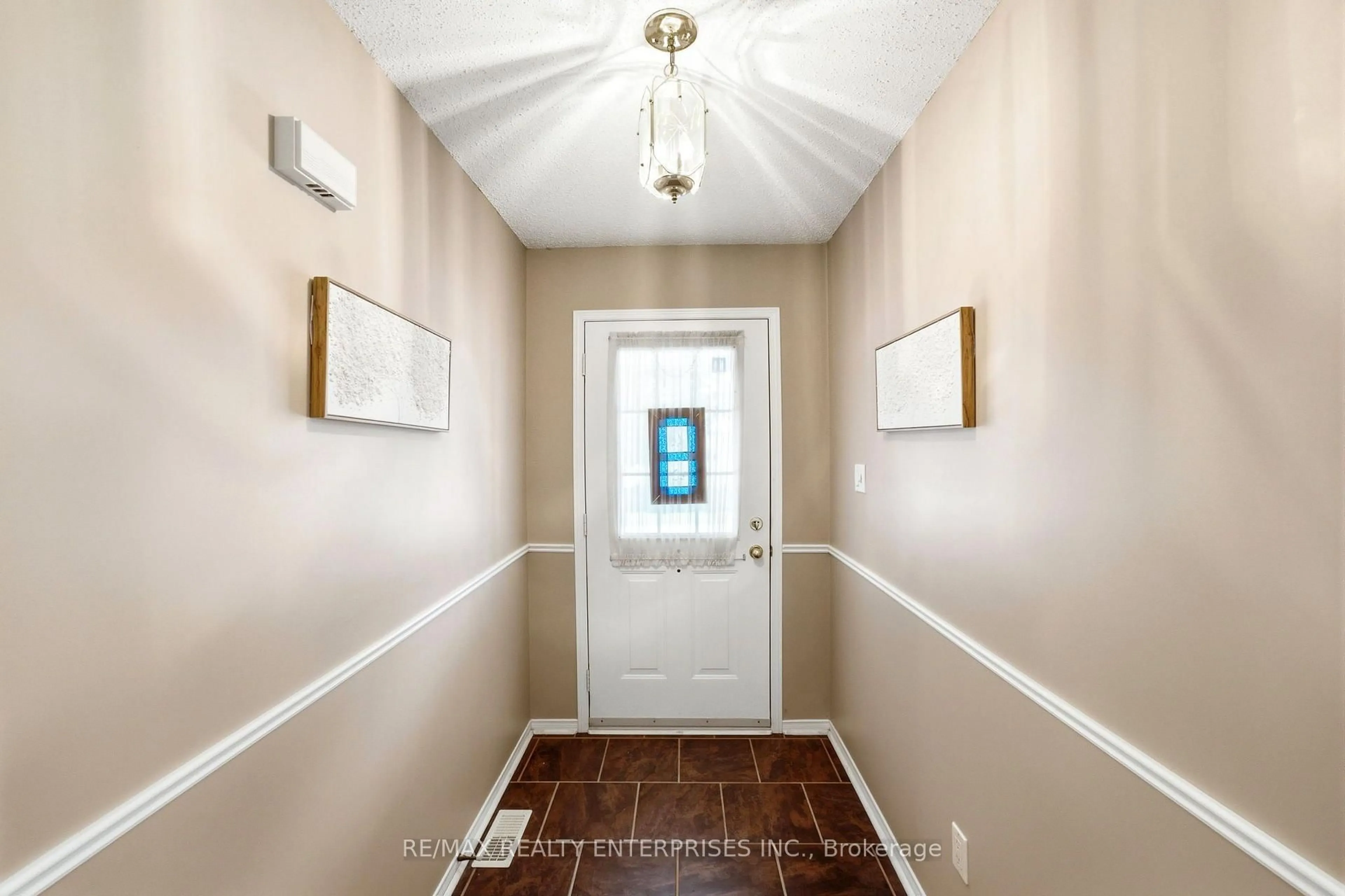 Indoor entryway for 1 Huron Crt, Clarington Ontario L1B 1A2