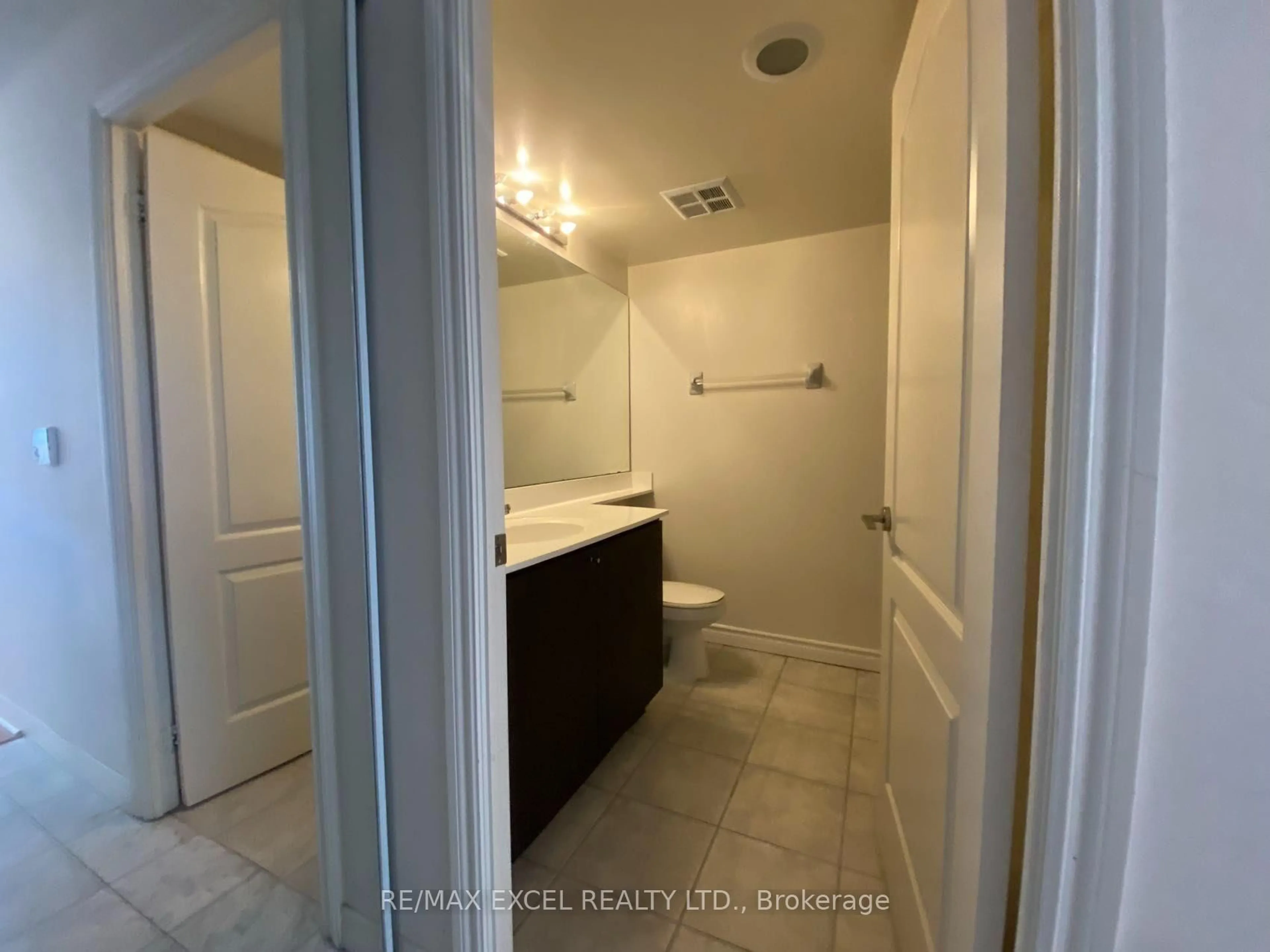 Standard bathroom, ceramic/tile floor for 70 Town Centre Crt, Toronto Ontario M1P 0B2