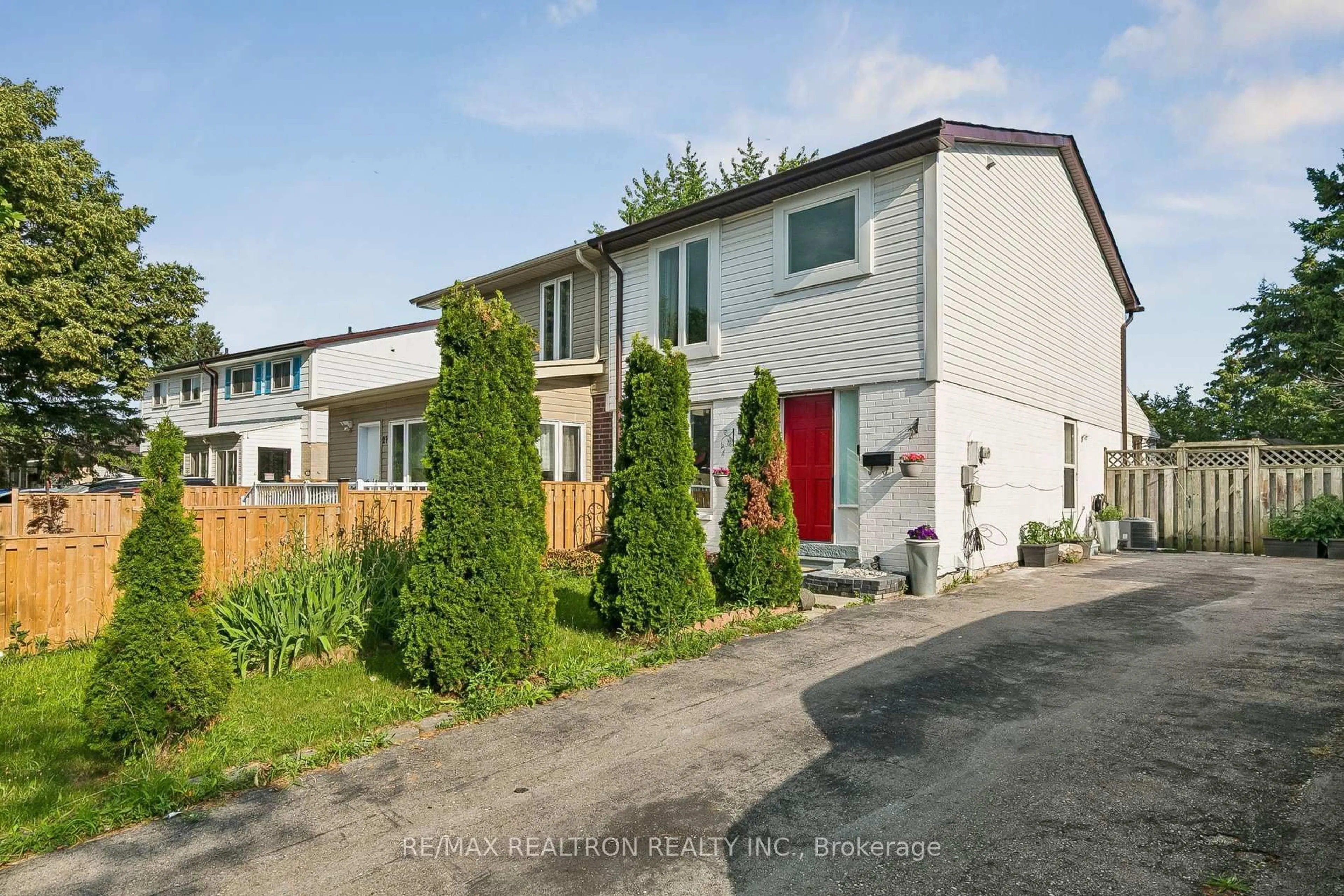 A pic from outside/outdoor area/front of a property/back of a property/a pic from drone, street for 25 Whiteleas Ave, Toronto Ontario M1B 1W8