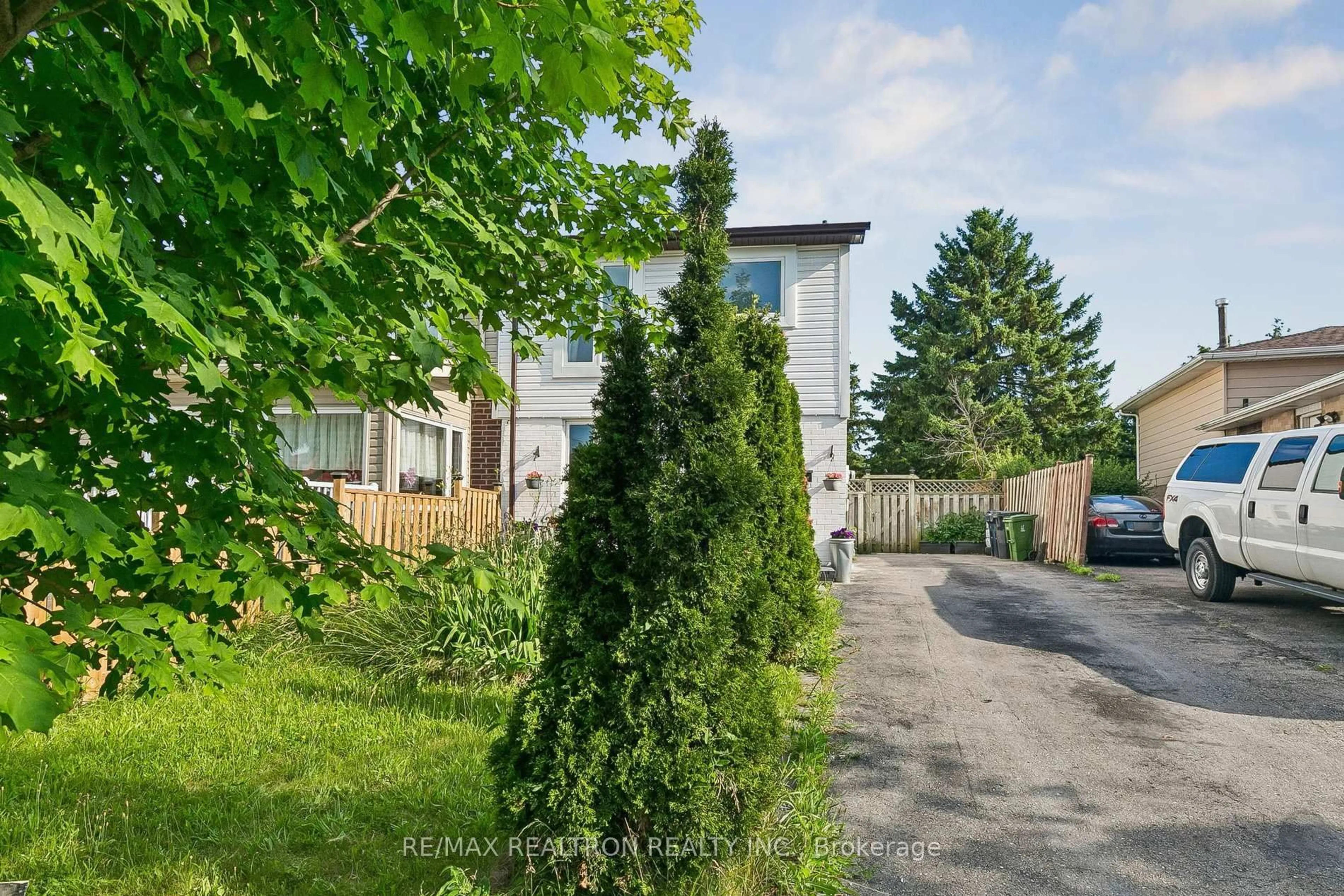 A pic from outside/outdoor area/front of a property/back of a property/a pic from drone, street for 25 Whiteleas Ave, Toronto Ontario M1B 1W8