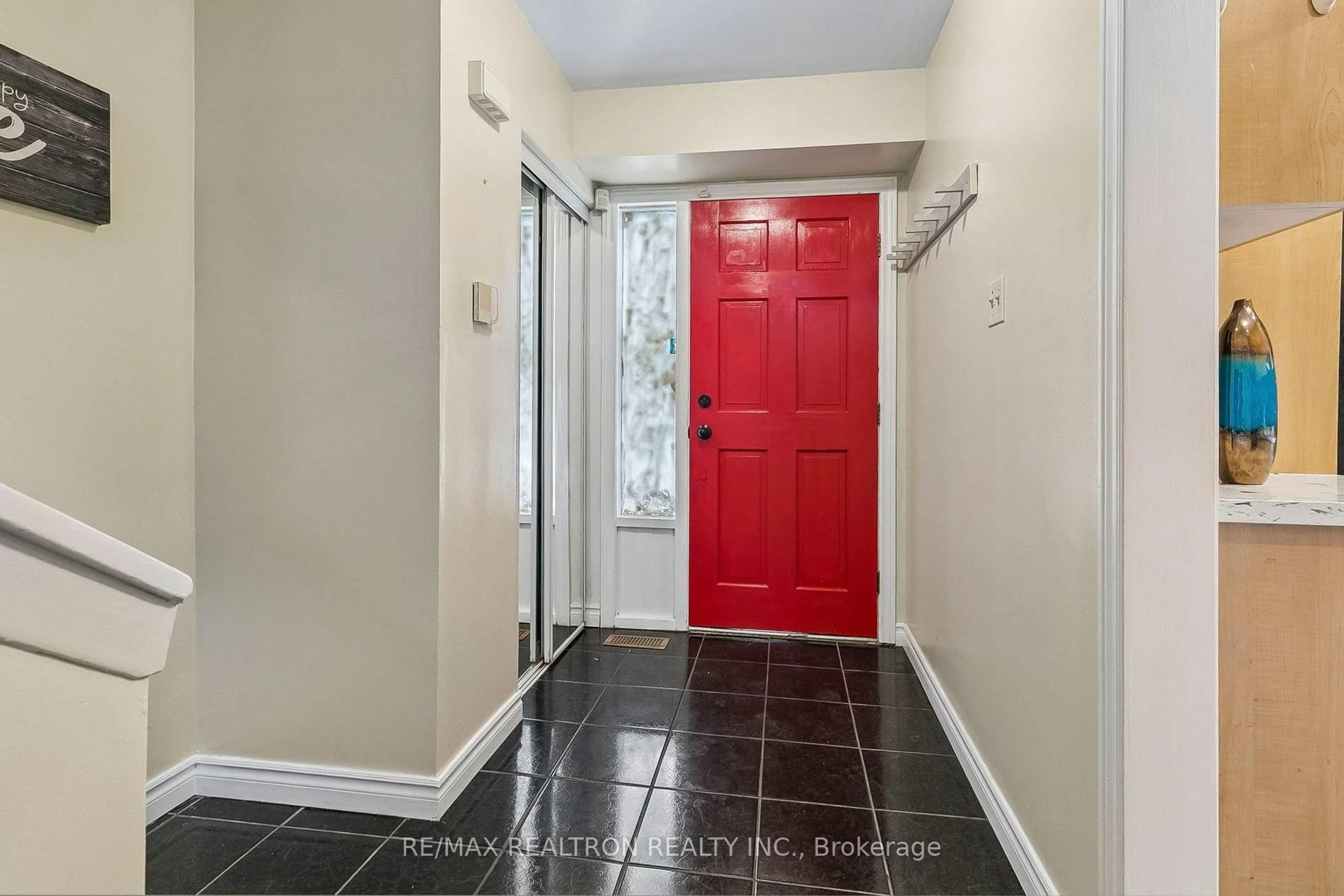 Indoor entryway for 25 Whiteleas Ave, Toronto Ontario M1B 1W8