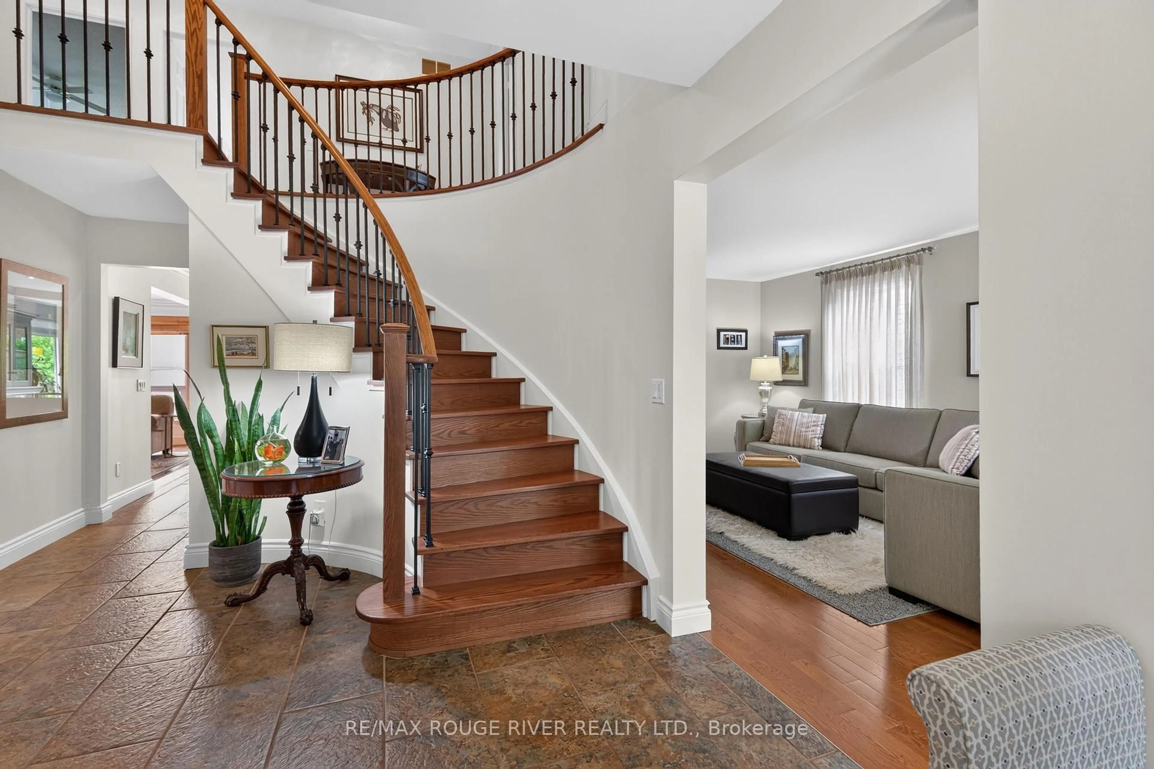 Indoor entryway for 1823 Dencourt Dr, Pickering Ontario L1V 4Y7