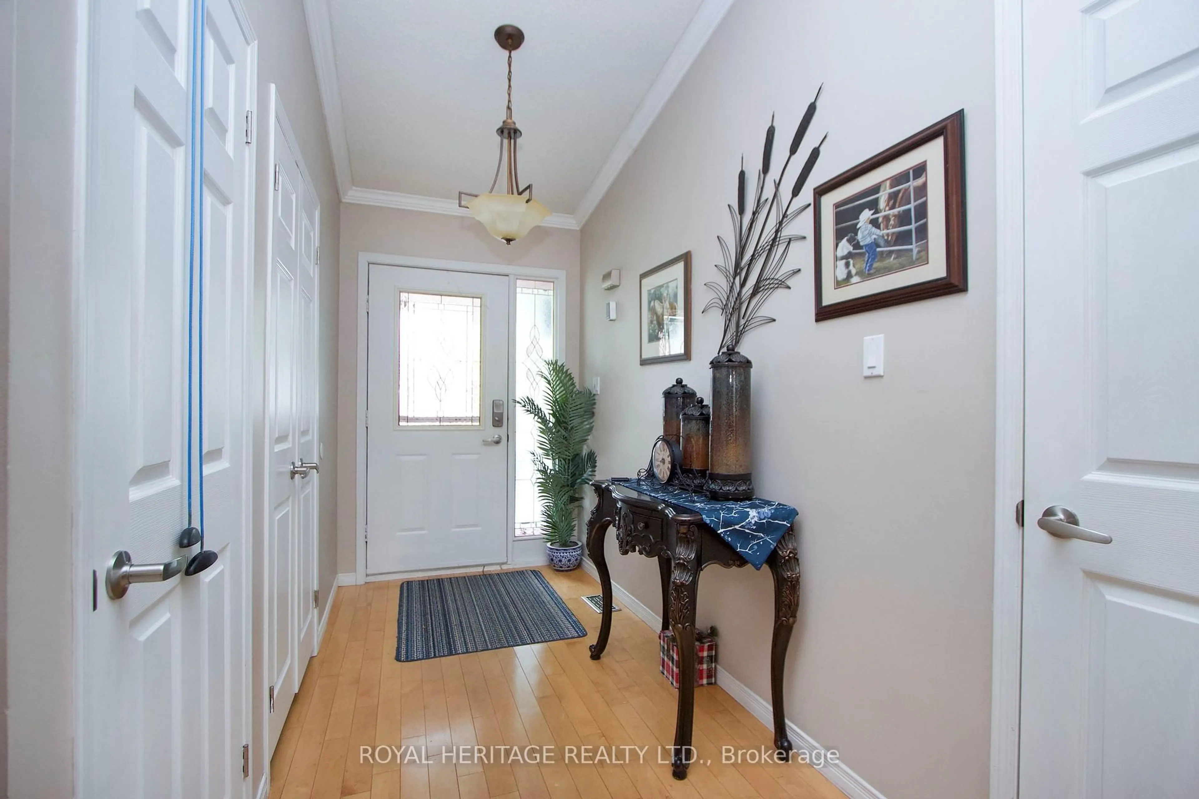 Indoor entryway for 203 Wilmot Tr, Clarington Ontario L1B 1A9