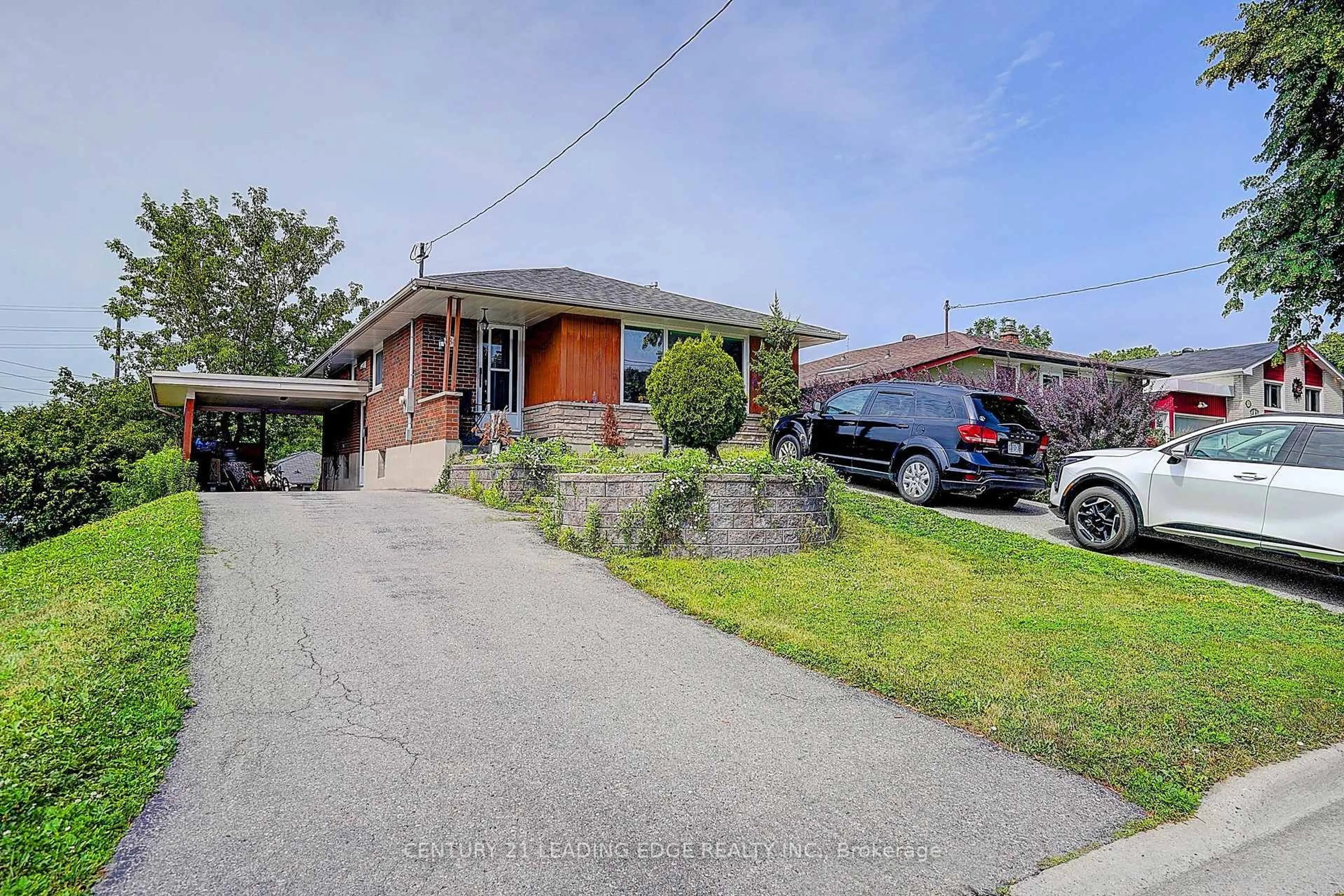 A pic from outside/outdoor area/front of a property/back of a property/a pic from drone, street for 284 DOVER St, Oshawa Ontario L1G 6G6
