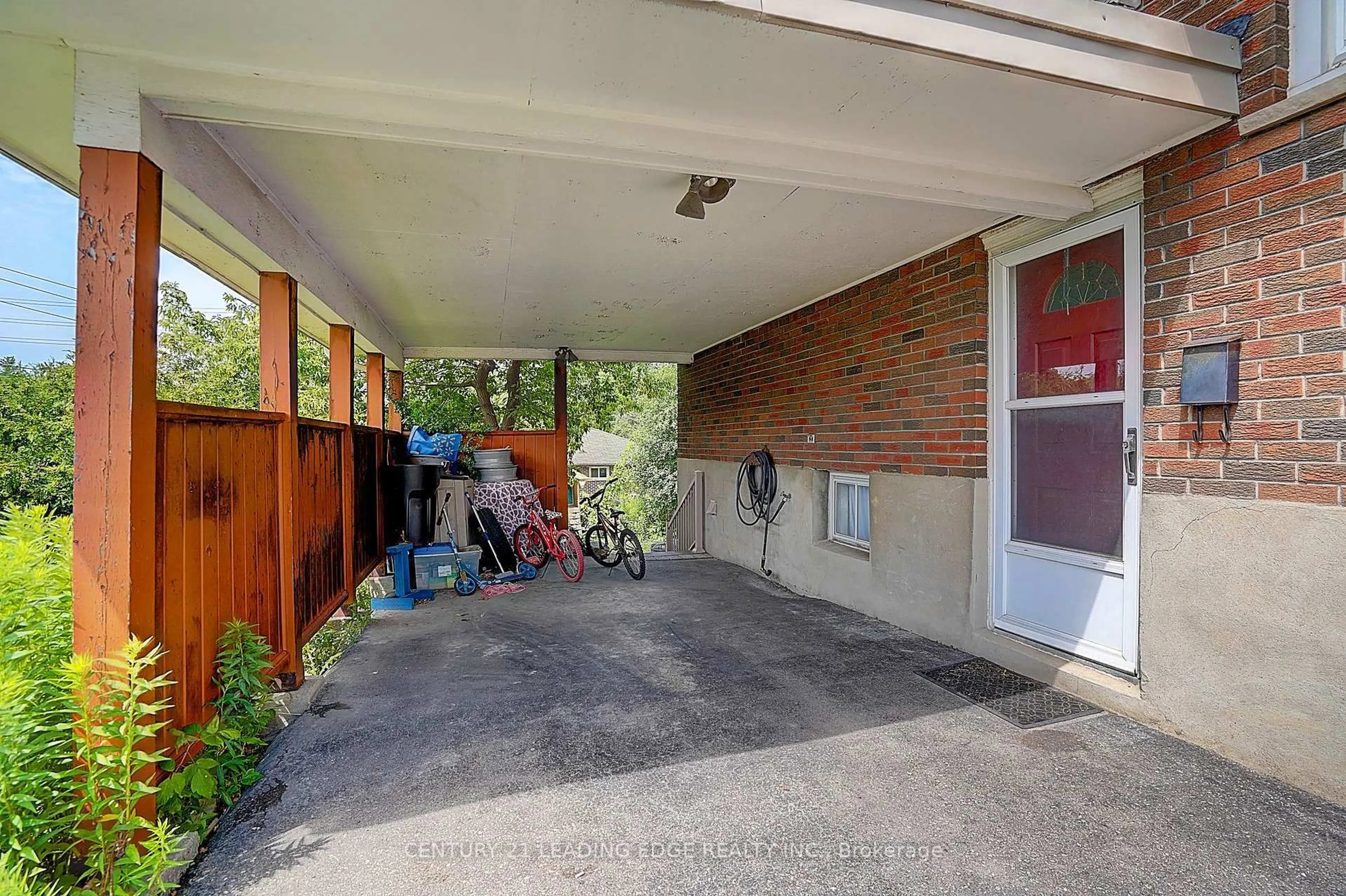 Indoor garage for 284 DOVER St, Oshawa Ontario L1G 6G6