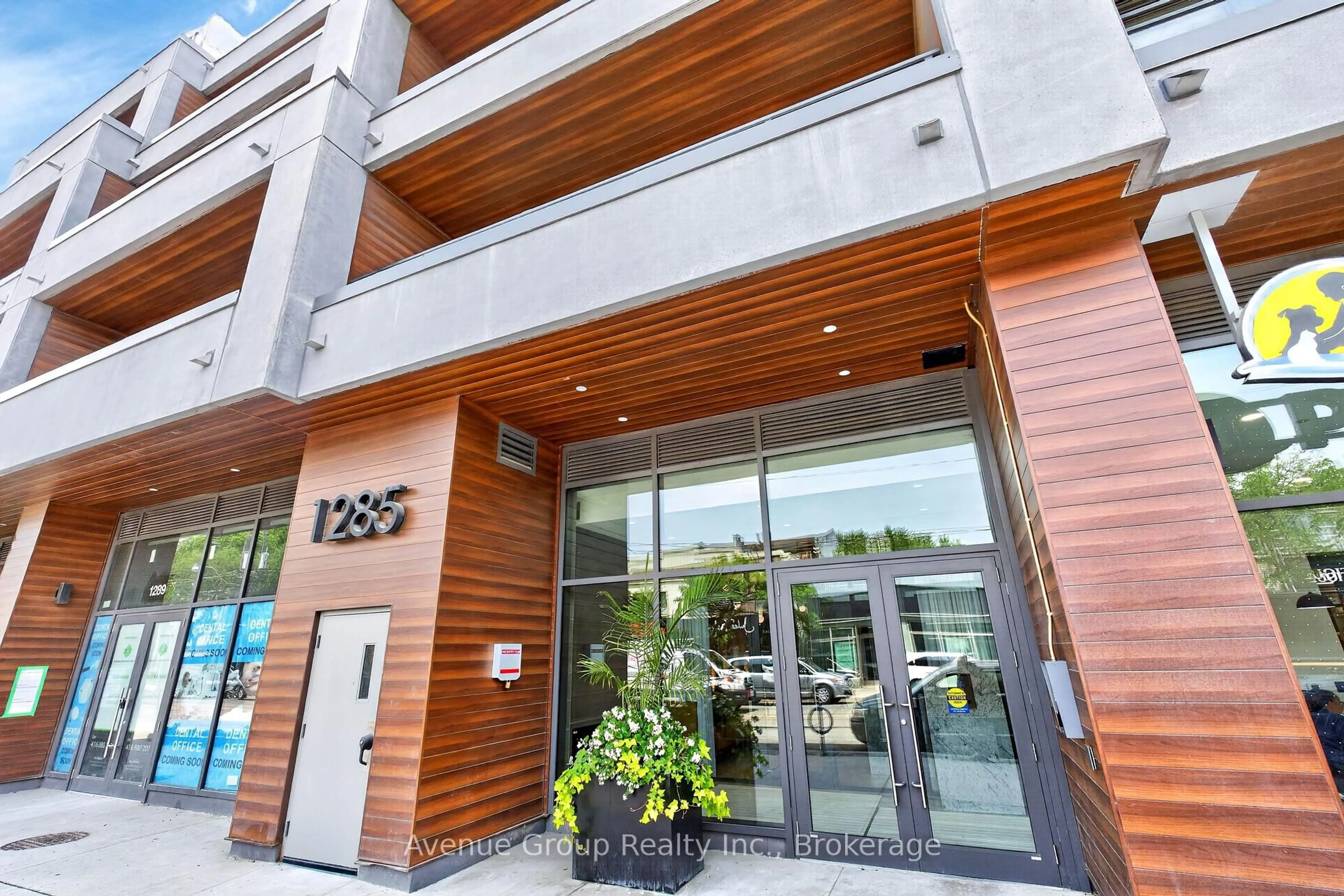 Indoor foyer for 1285 Queen St #PH610, Toronto Ontario M4L 1C2
