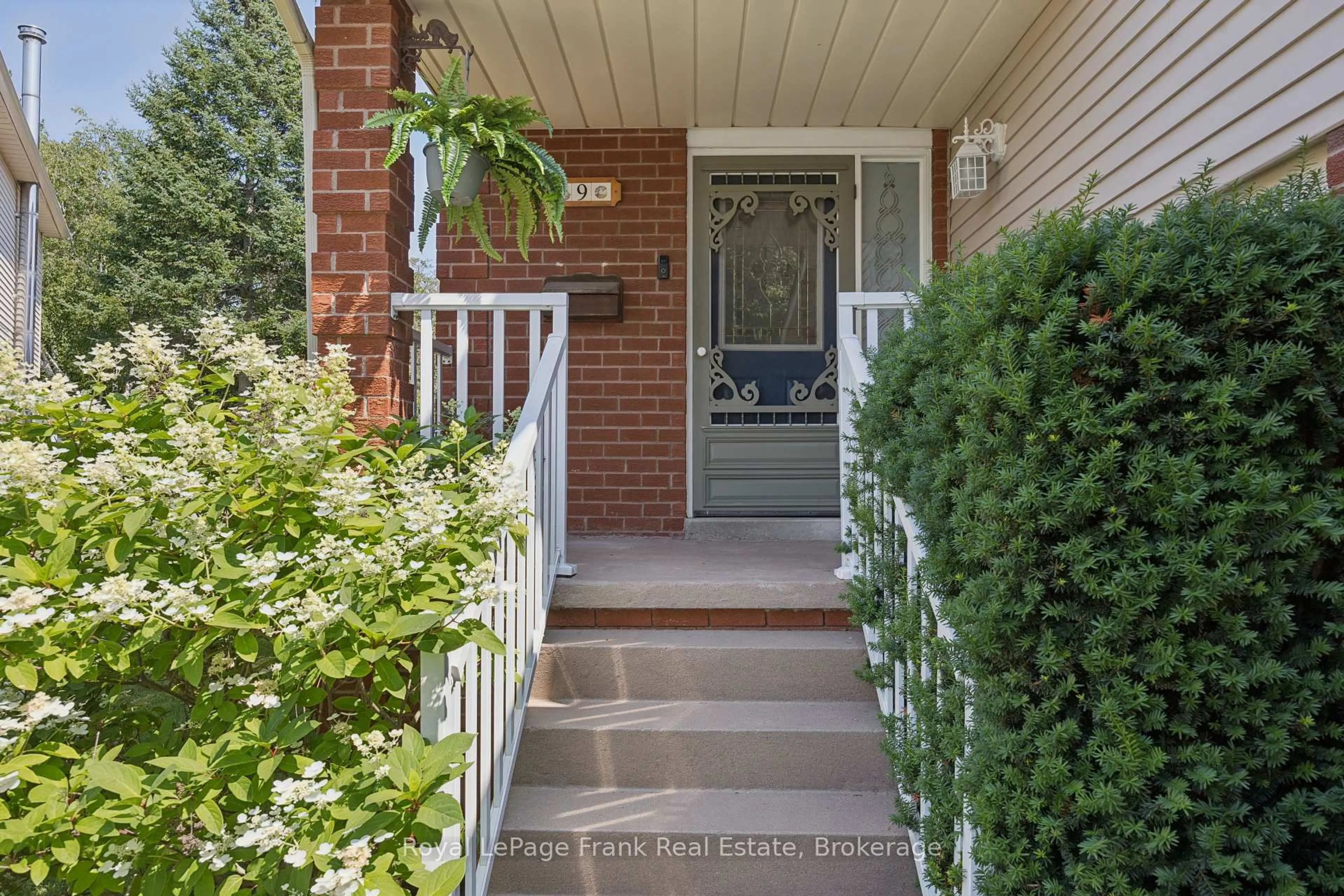 Unknown for 9 Giles Crt, Whitby Ontario L1N 8T6
