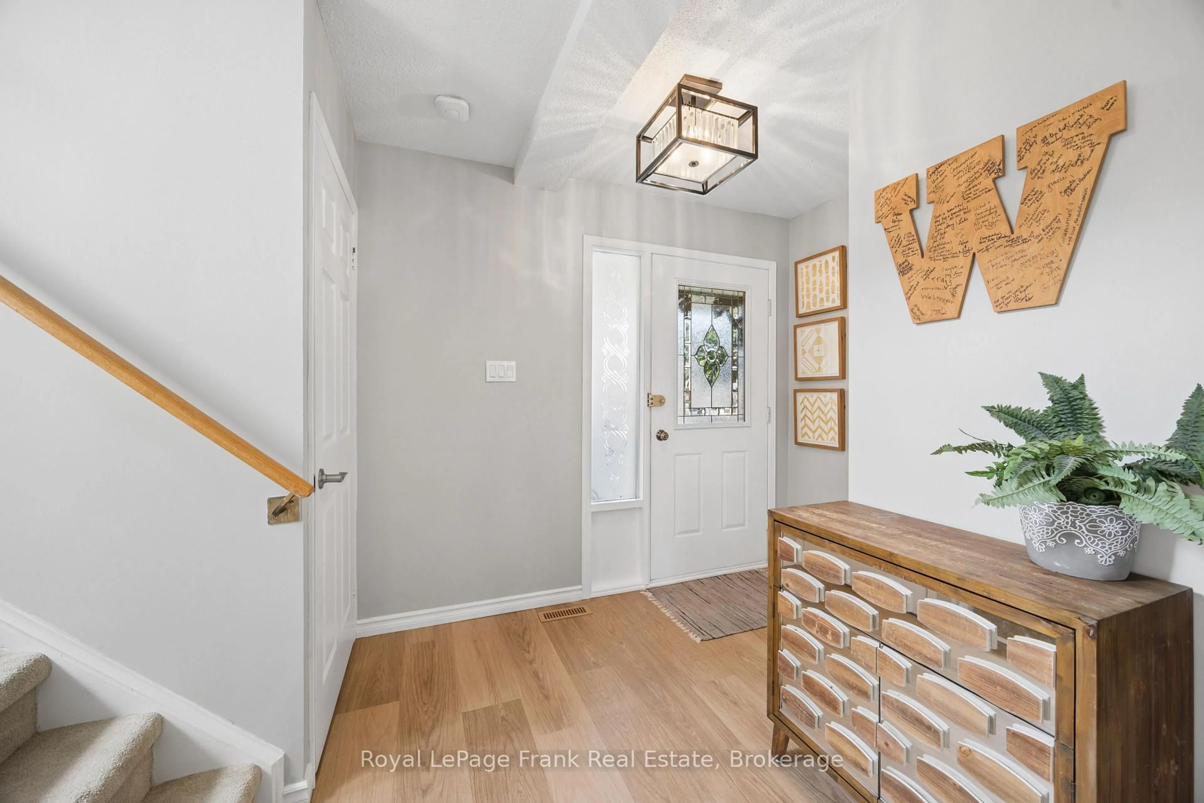 Indoor entryway for 9 Giles Crt, Whitby Ontario L1N 8T6