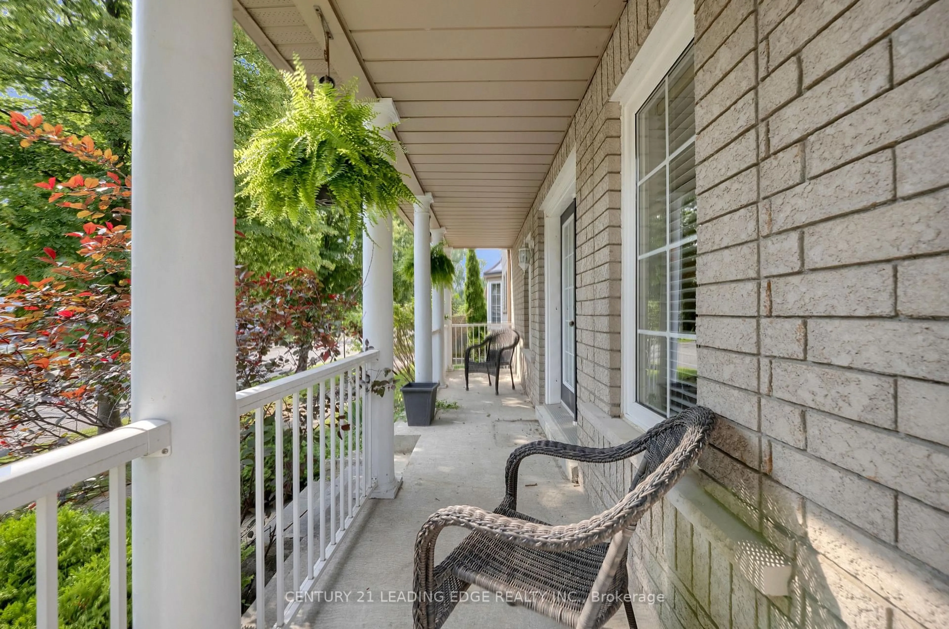 Patio, street for 319 Mapleview Crt, Pickering Ontario L1X 2X3