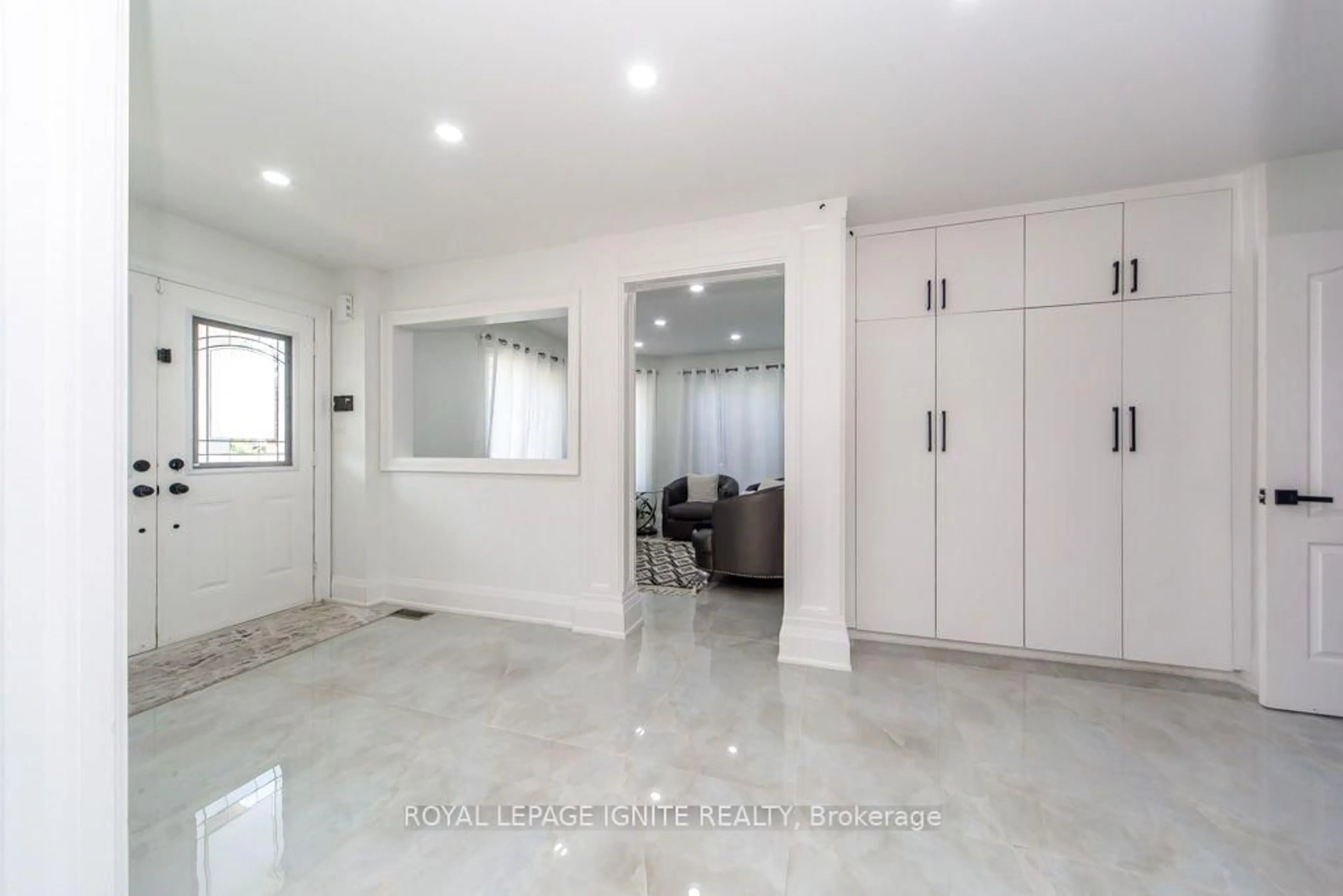 Indoor foyer for 189 Dadson Dr, Clarington Ontario L1C 5M7
