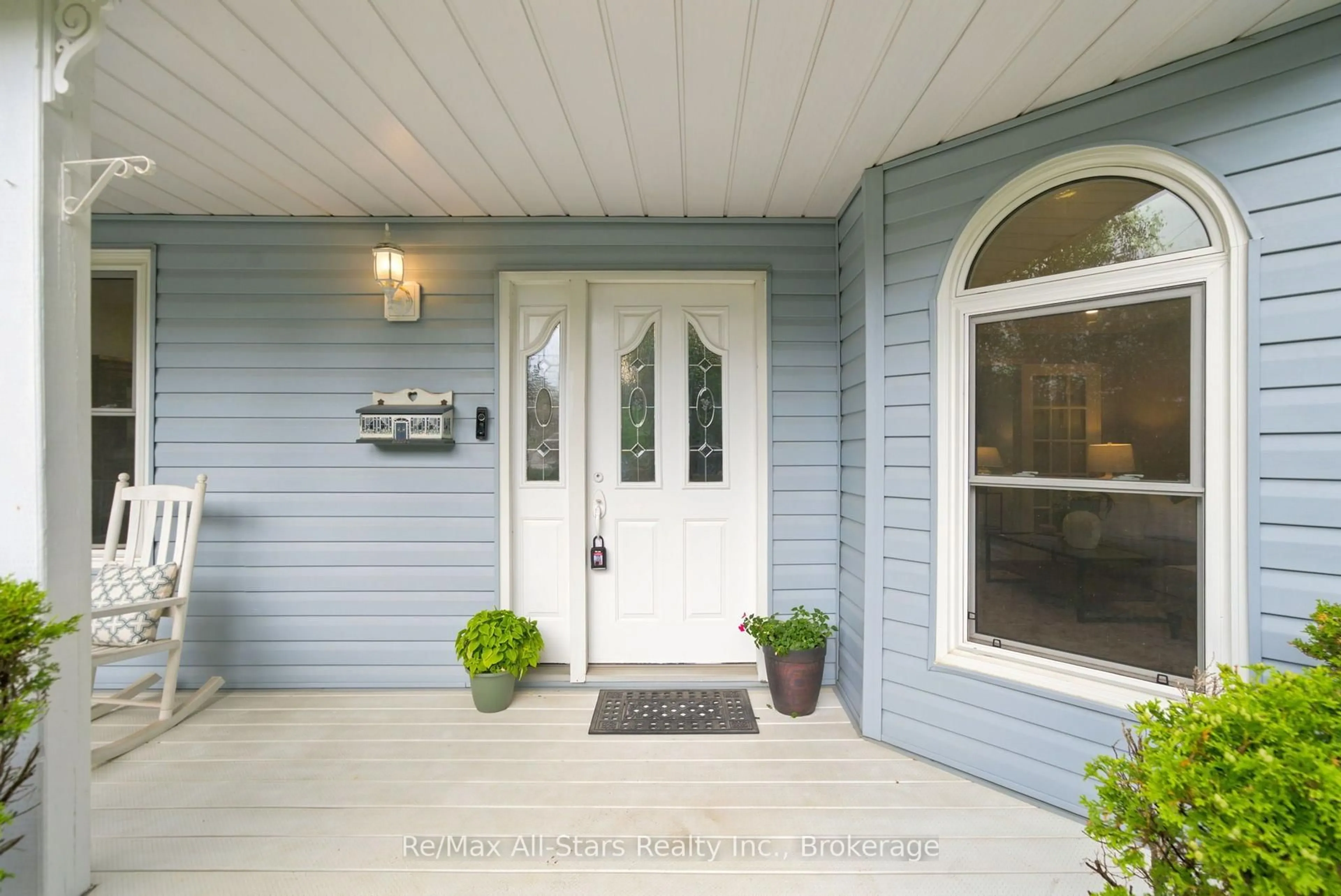 Indoor entryway for 263 Union Ave, Scugog Ontario L9L 1C1