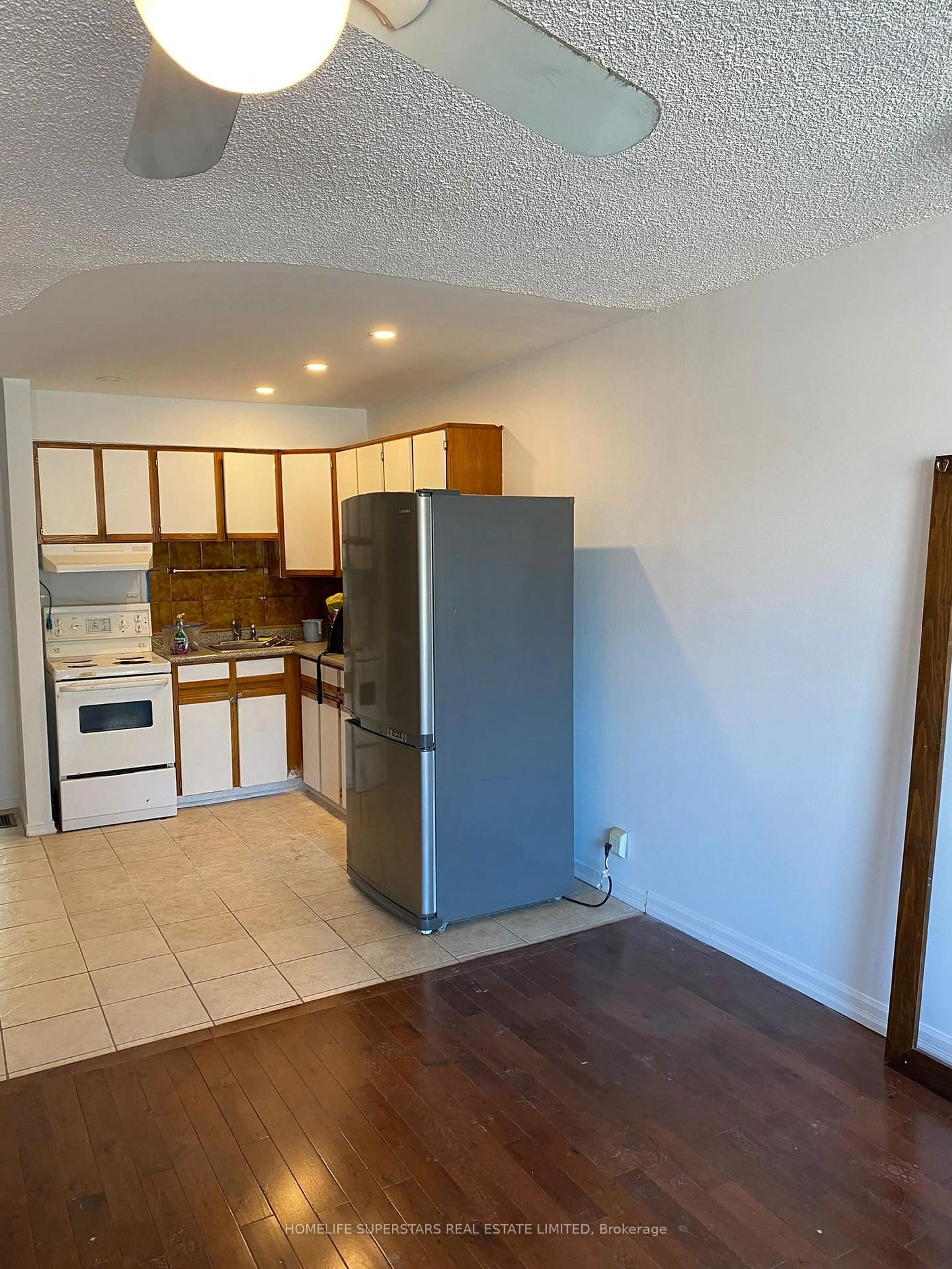 A pic of a room for 1263 Woodbine Ave, Toronto Ontario M4C 4E5