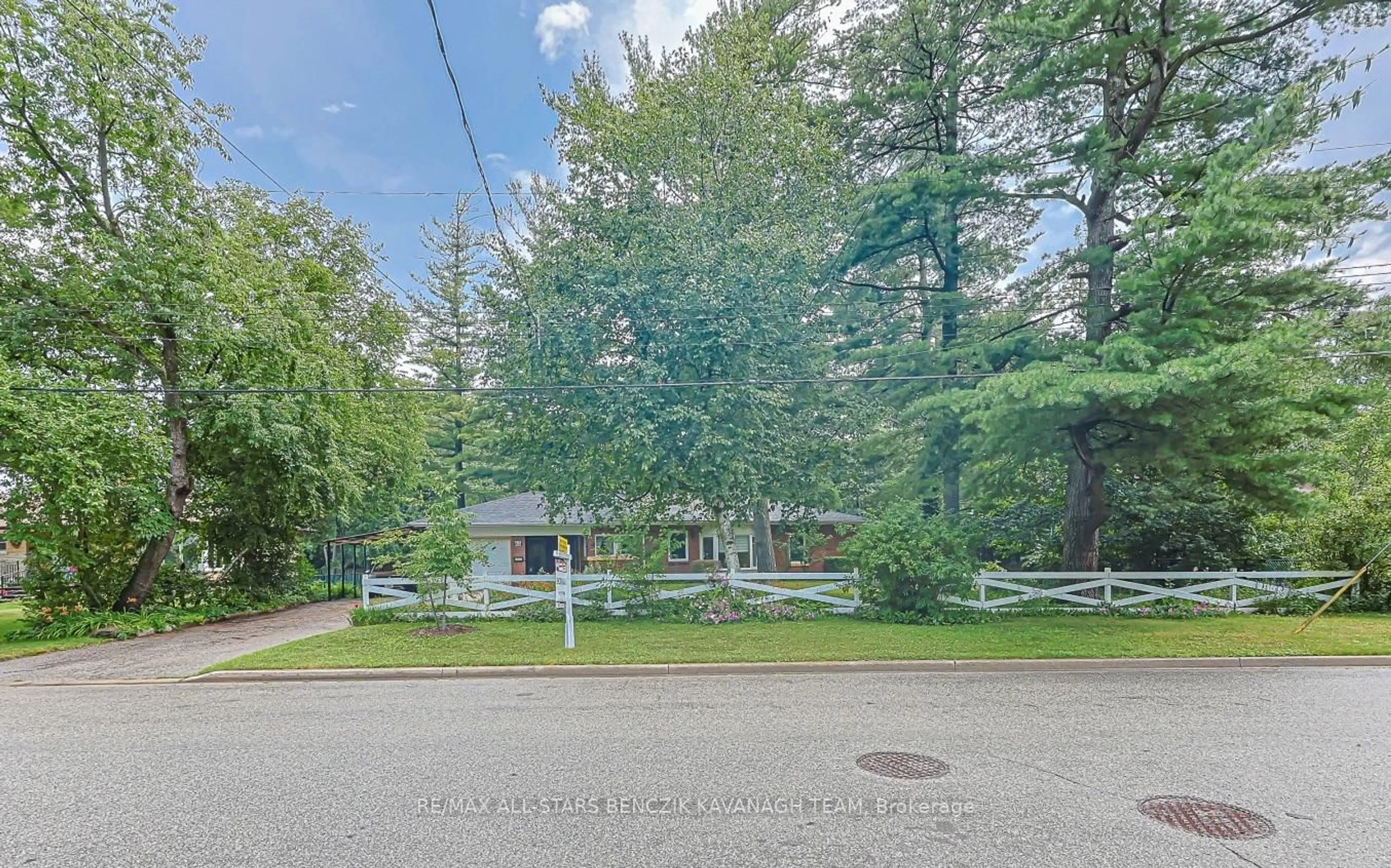 A pic from outside/outdoor area/front of a property/back of a property/a pic from drone, street for 65 Gladys Rd, Toronto Ontario M1C 1C7