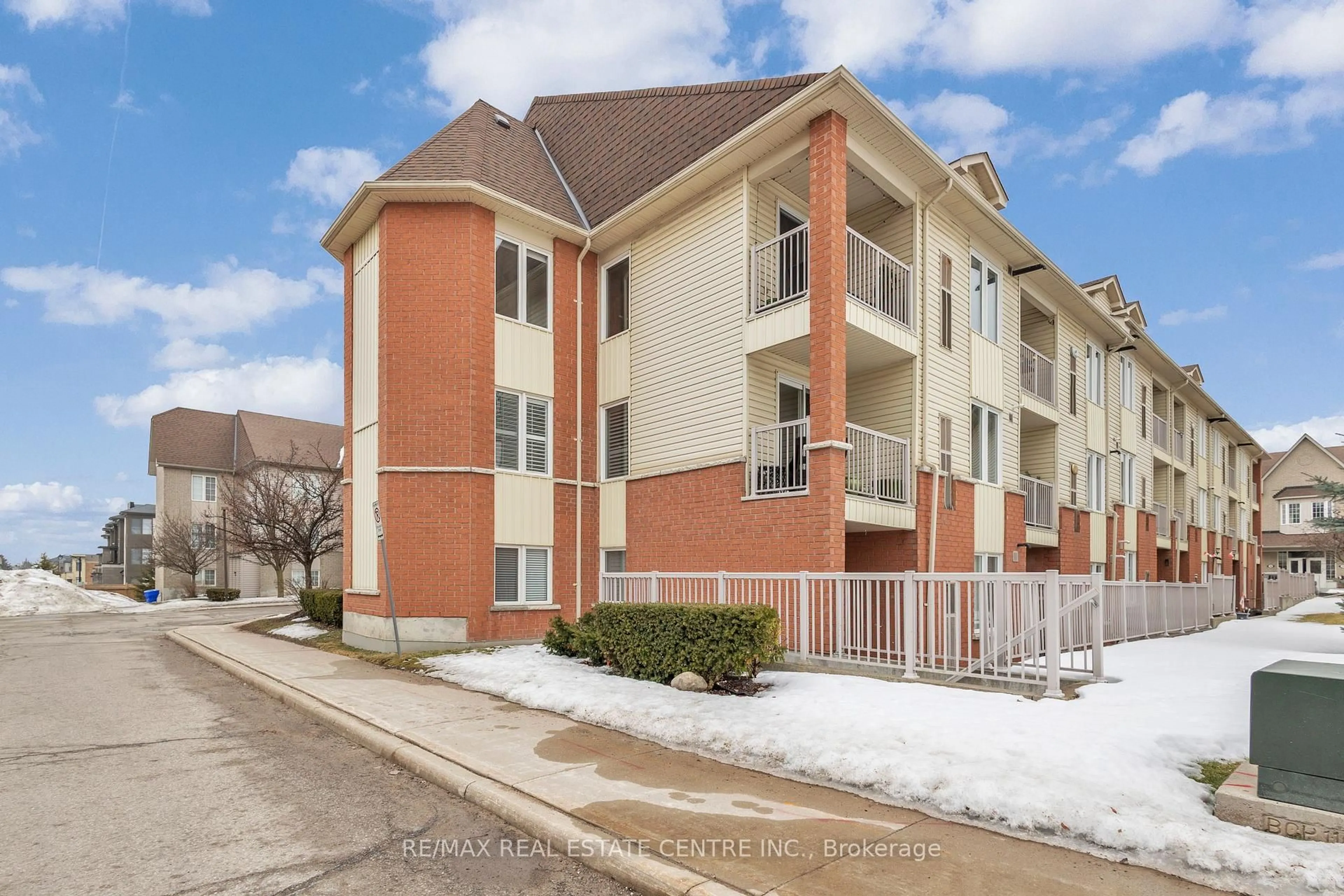 Unknown for 51 PETRA Way #3, Whitby Ontario L1R 0A8