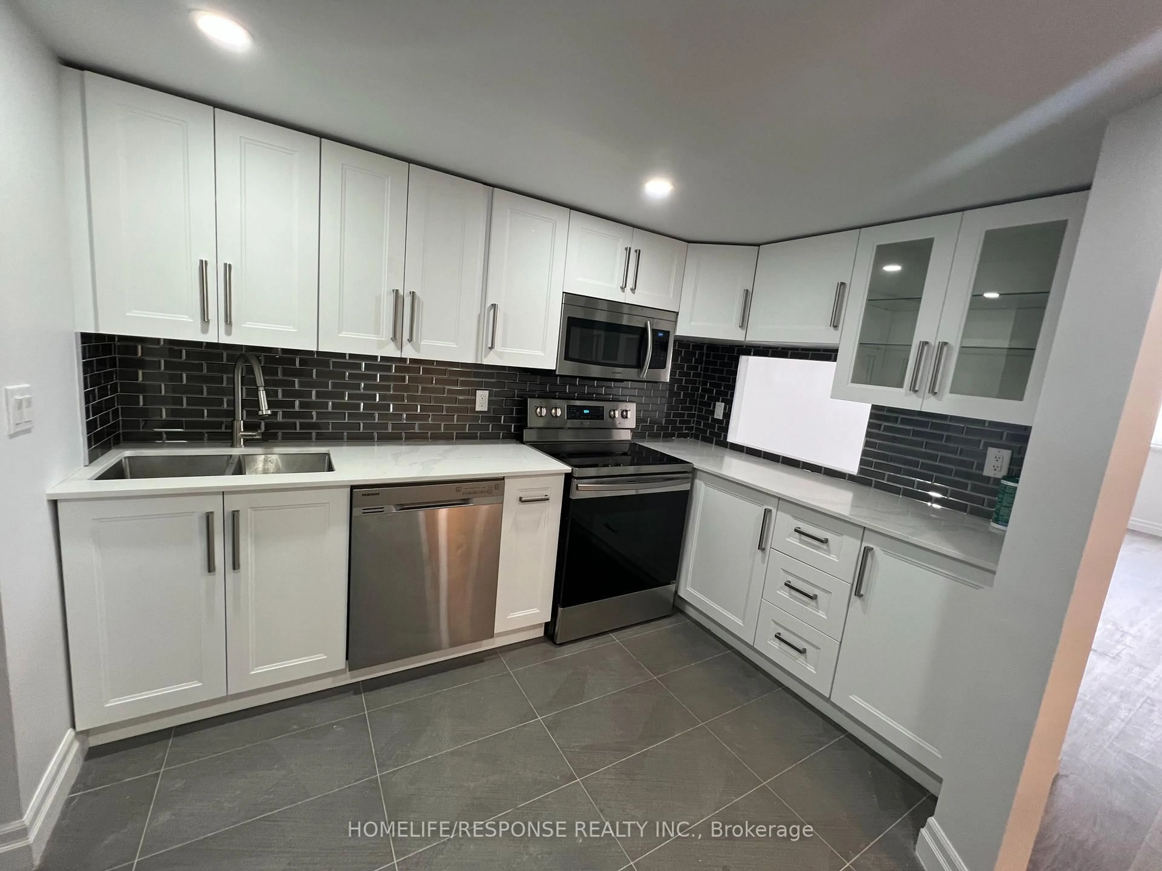 Standard kitchen, ceramic/tile floor for 2466 EGLINTON Ave #1709, Toronto Ontario M1K 5J8