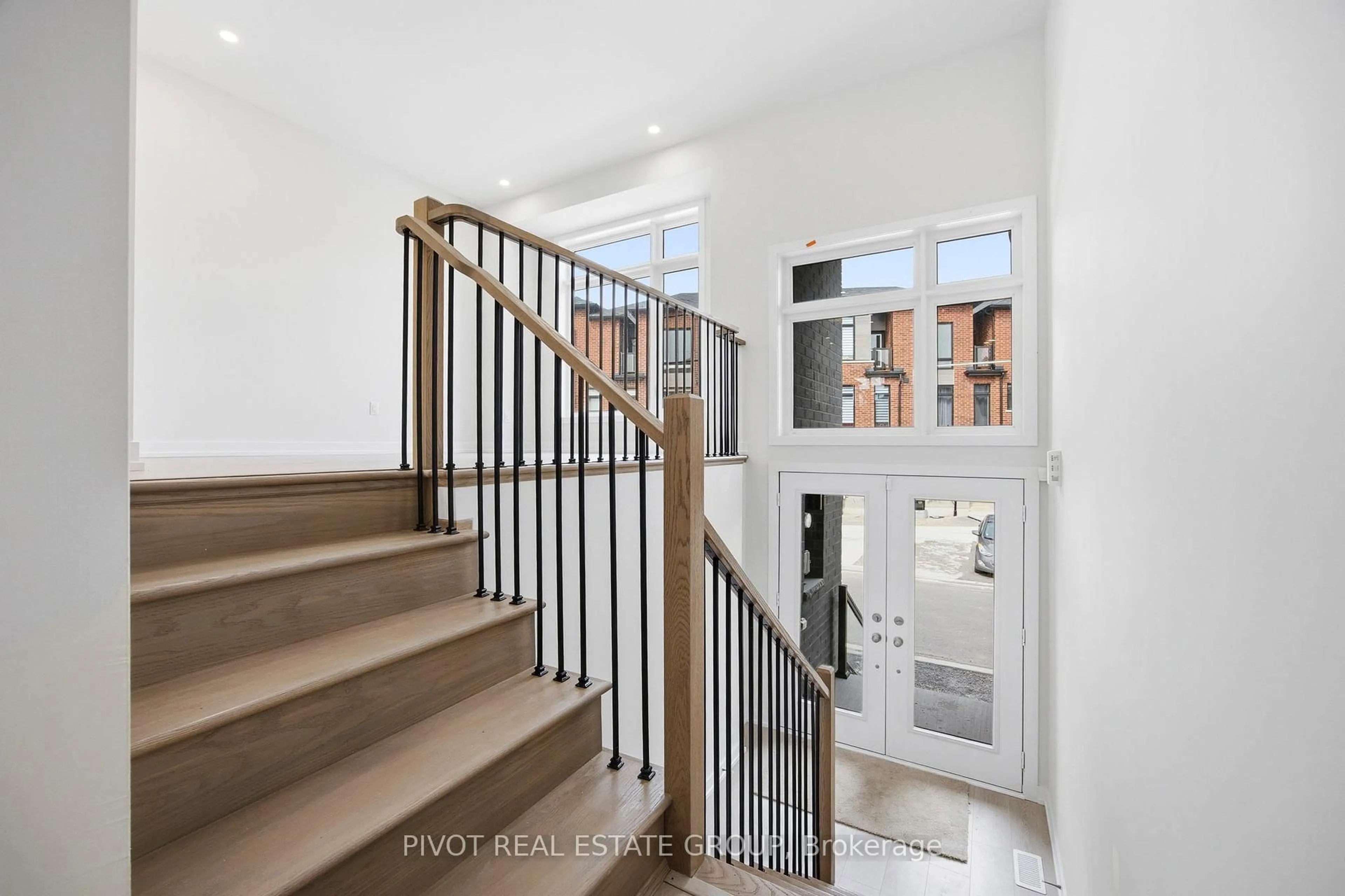 Indoor entryway for 44 Observatory Way, Whitby Ontario L1M 0M7