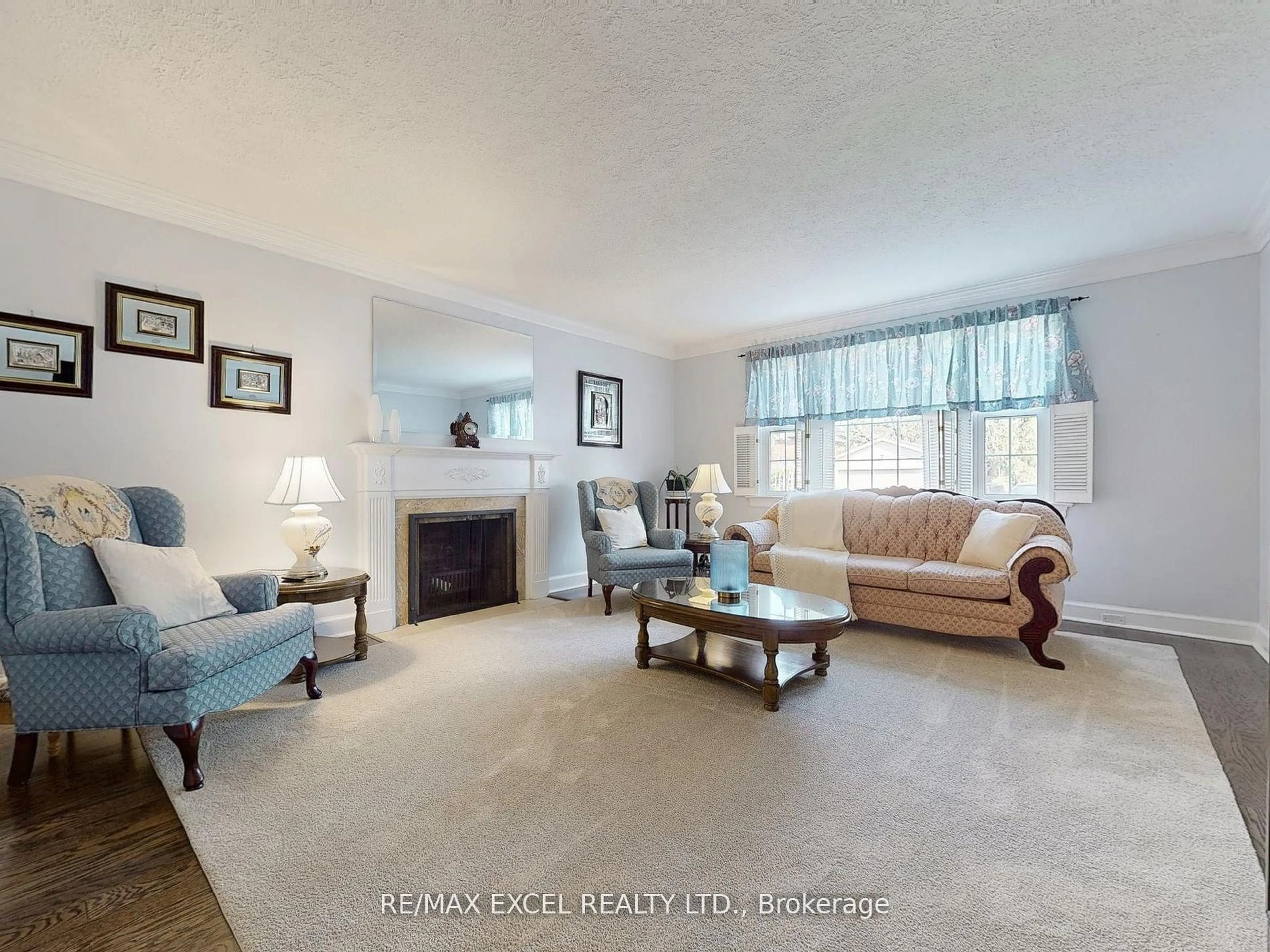 Living room with furniture, unknown for 341 Richmond St, Oshawa Ontario L1G 1E8
