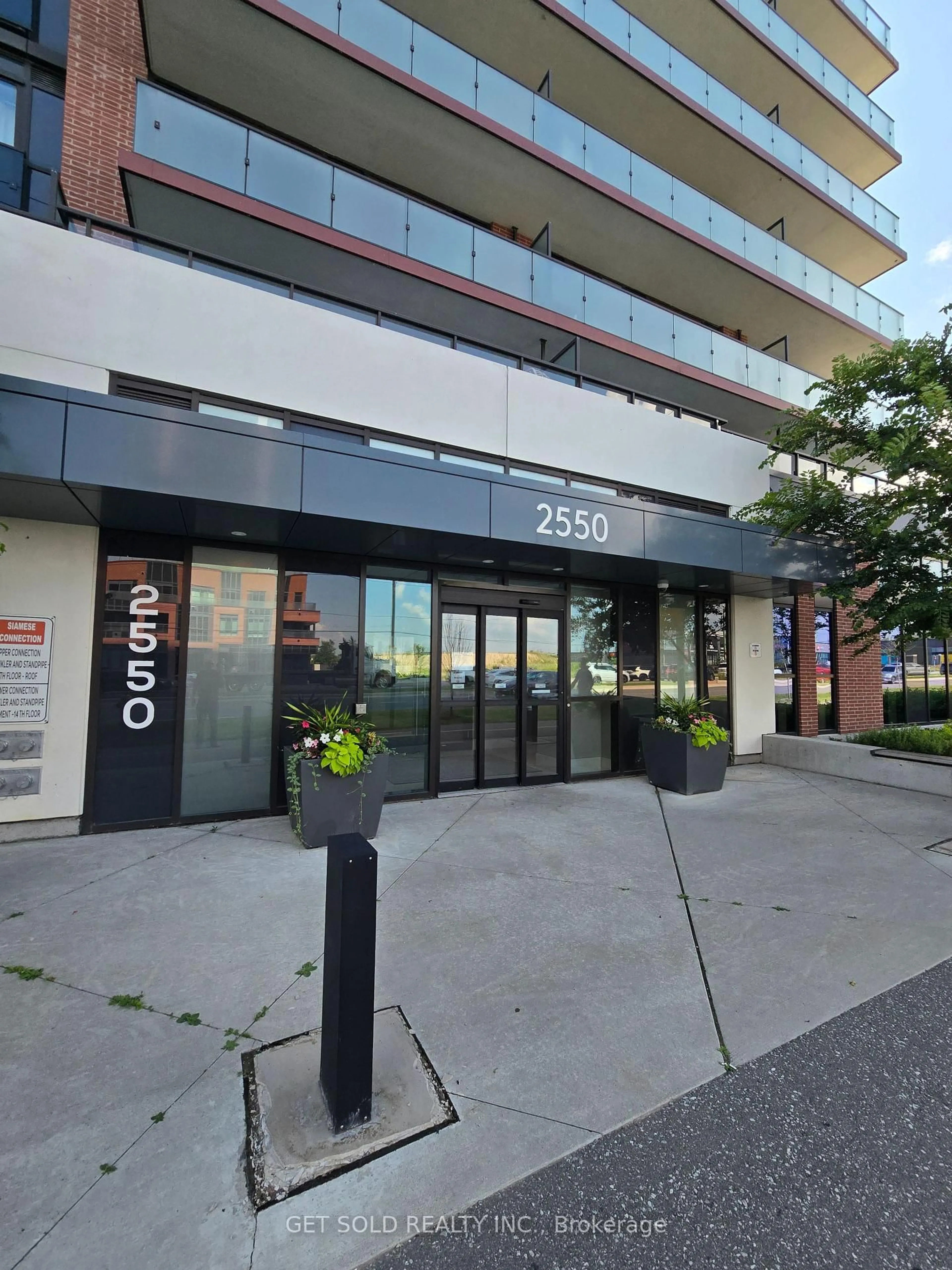 Indoor foyer for 2550 Simcoe St #1917, Oshawa Ontario L1L 0R5