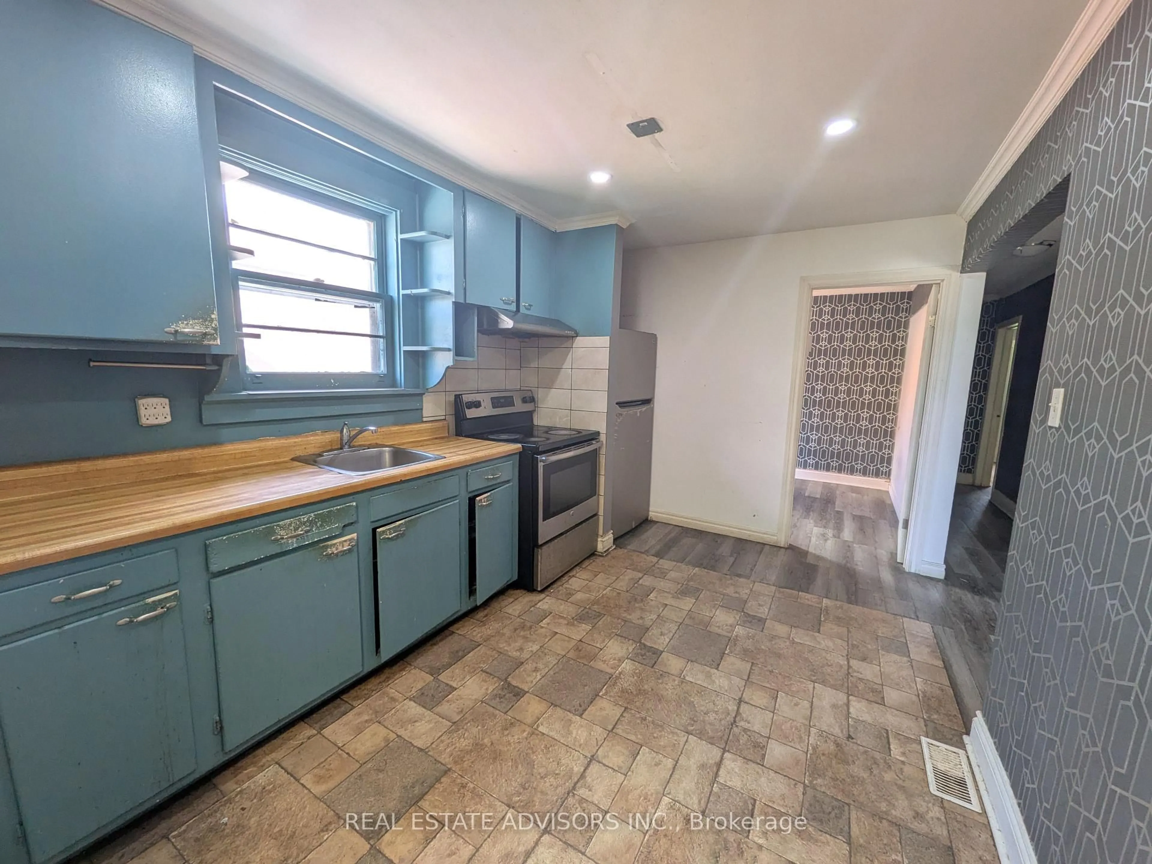 Standard kitchen, ceramic/tile floor for 45 Pitt Ave, Toronto Ontario M1L 2R3