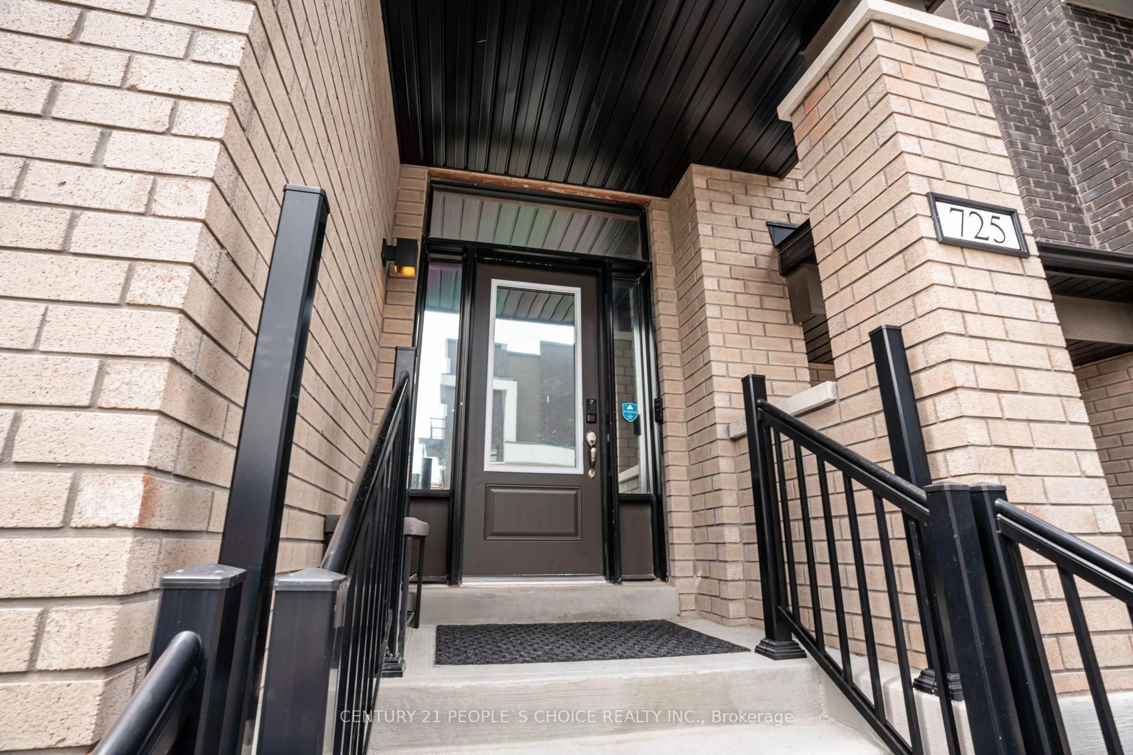 Indoor entryway for 725 Heathrow Path, Oshawa Ontario L1Y 0Y7
