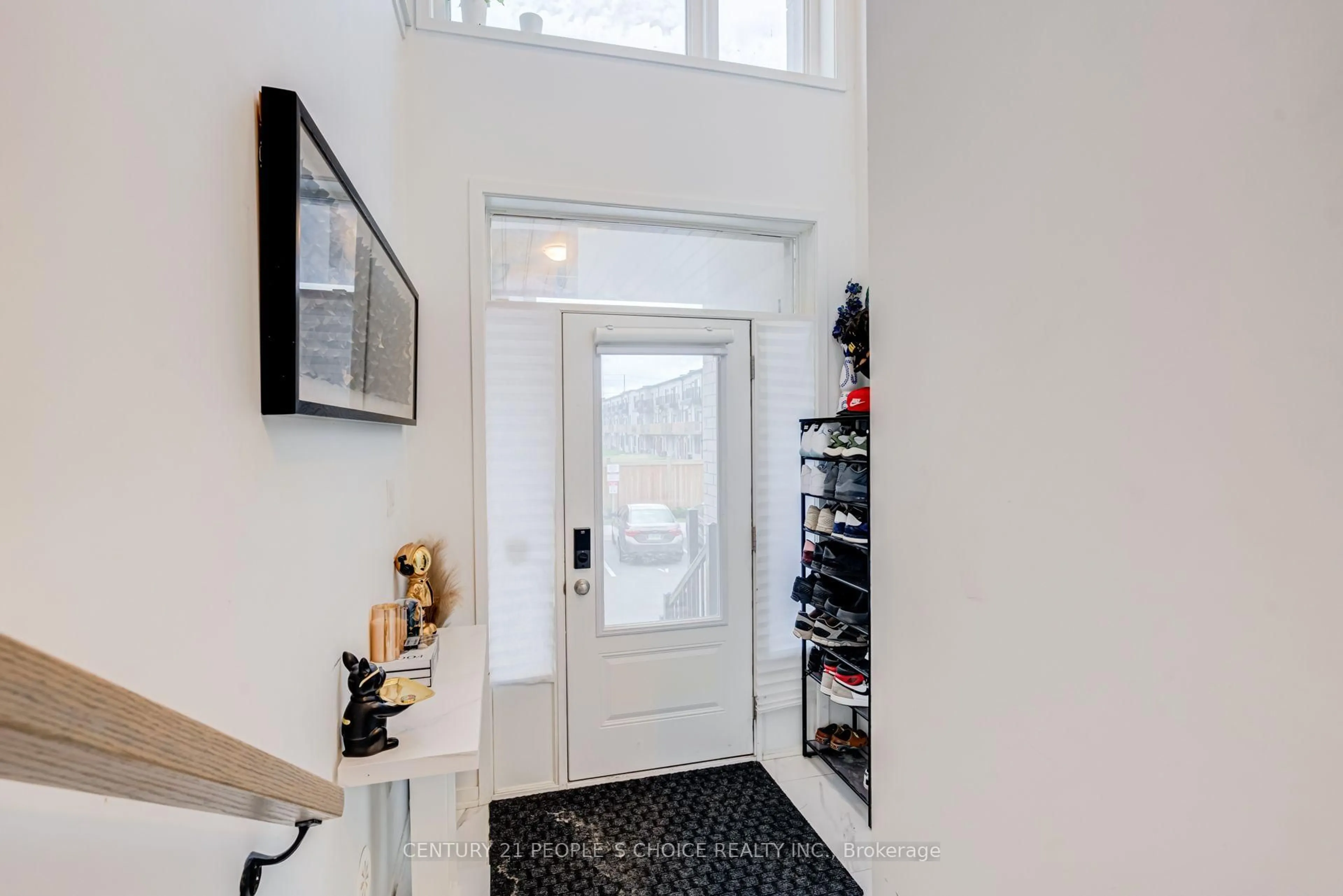 Indoor entryway for 725 Heathrow Path, Oshawa Ontario L1Y 0Y7