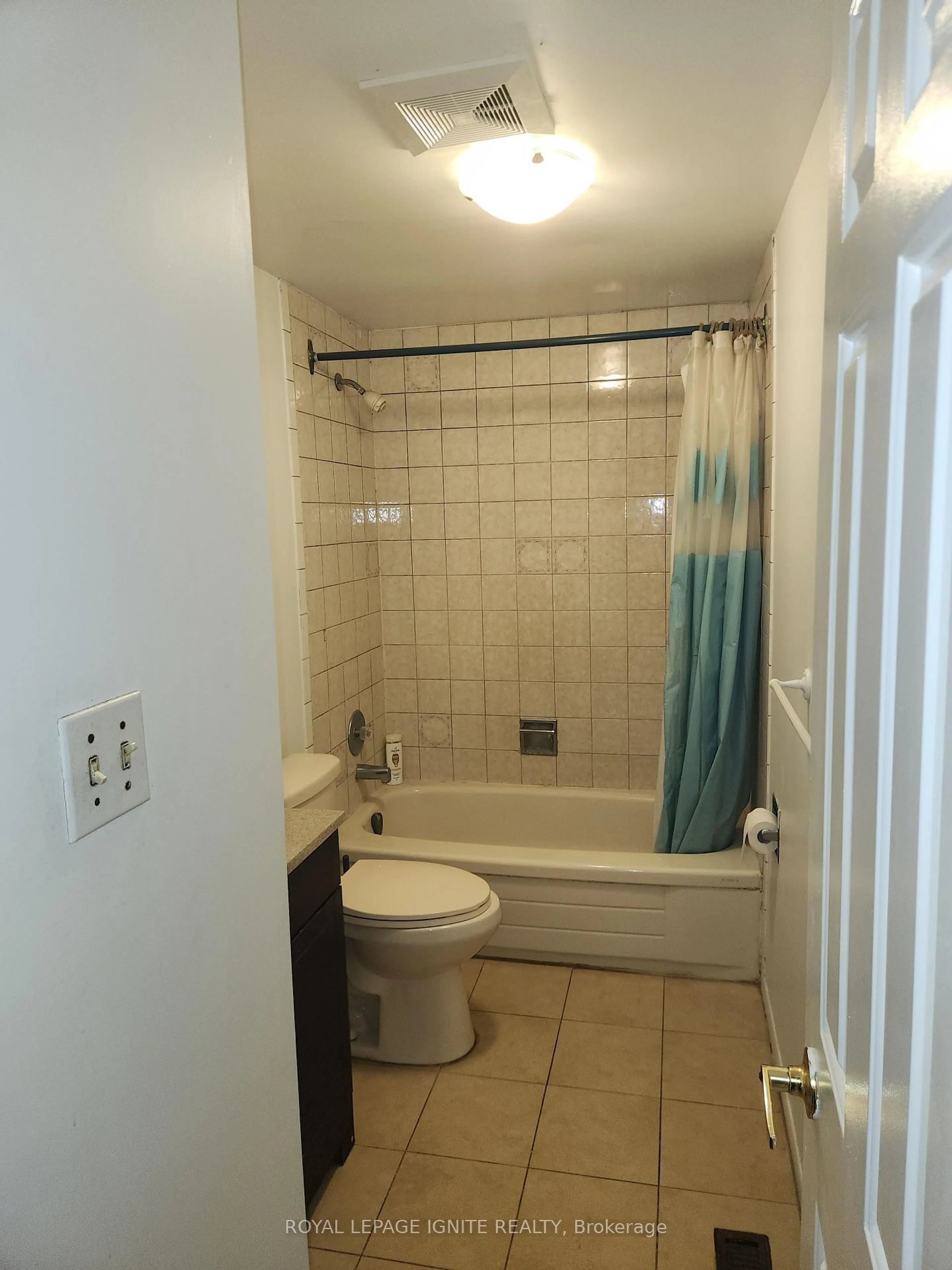 Standard bathroom, ceramic/tile floor for 33 Lysander Crt, Toronto Ontario M1V 3R2