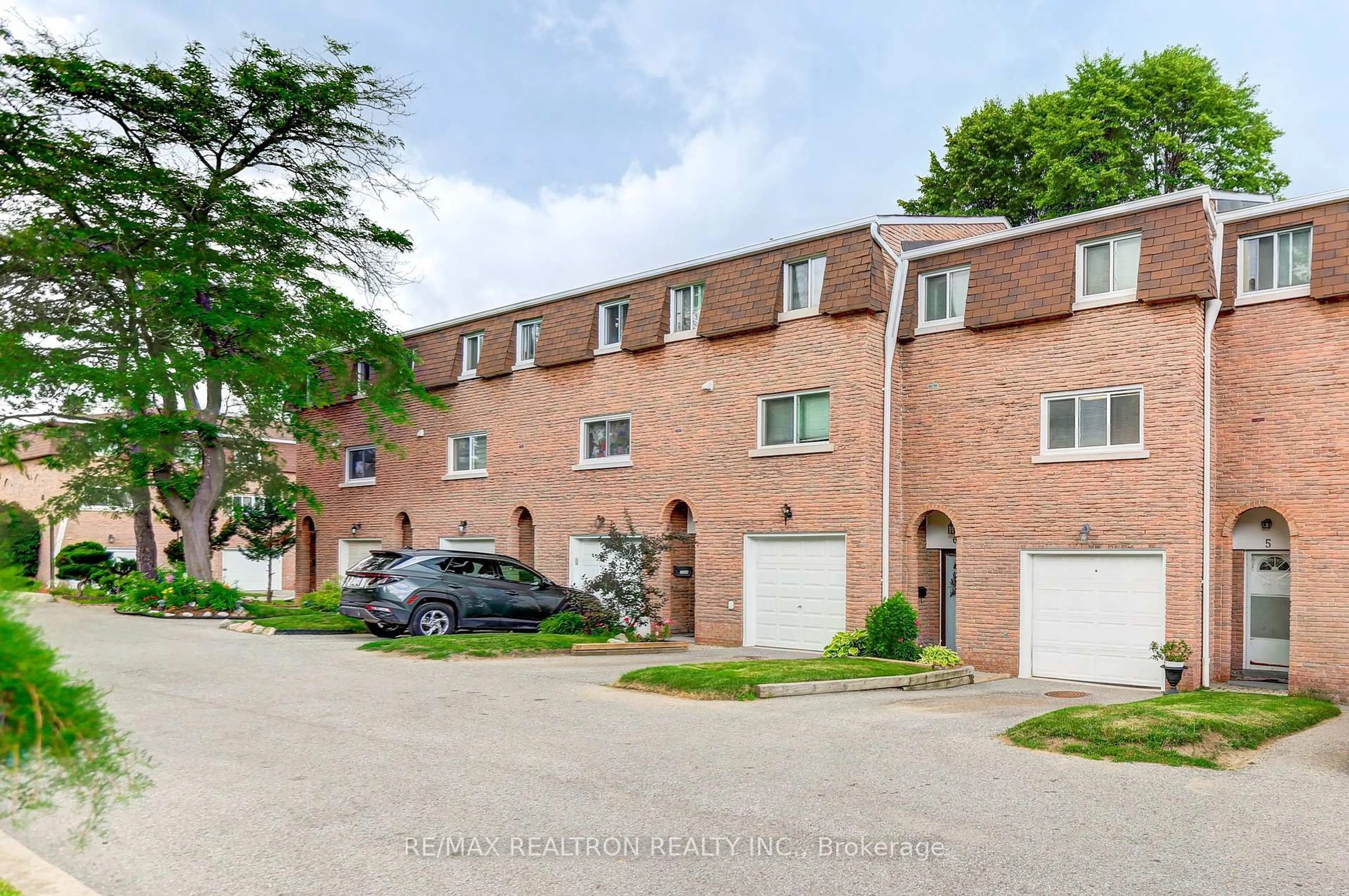 A pic from outside/outdoor area/front of a property/back of a property/a pic from drone, street for 121 Centennial Rd #6, Toronto Ontario M1C 1Z7