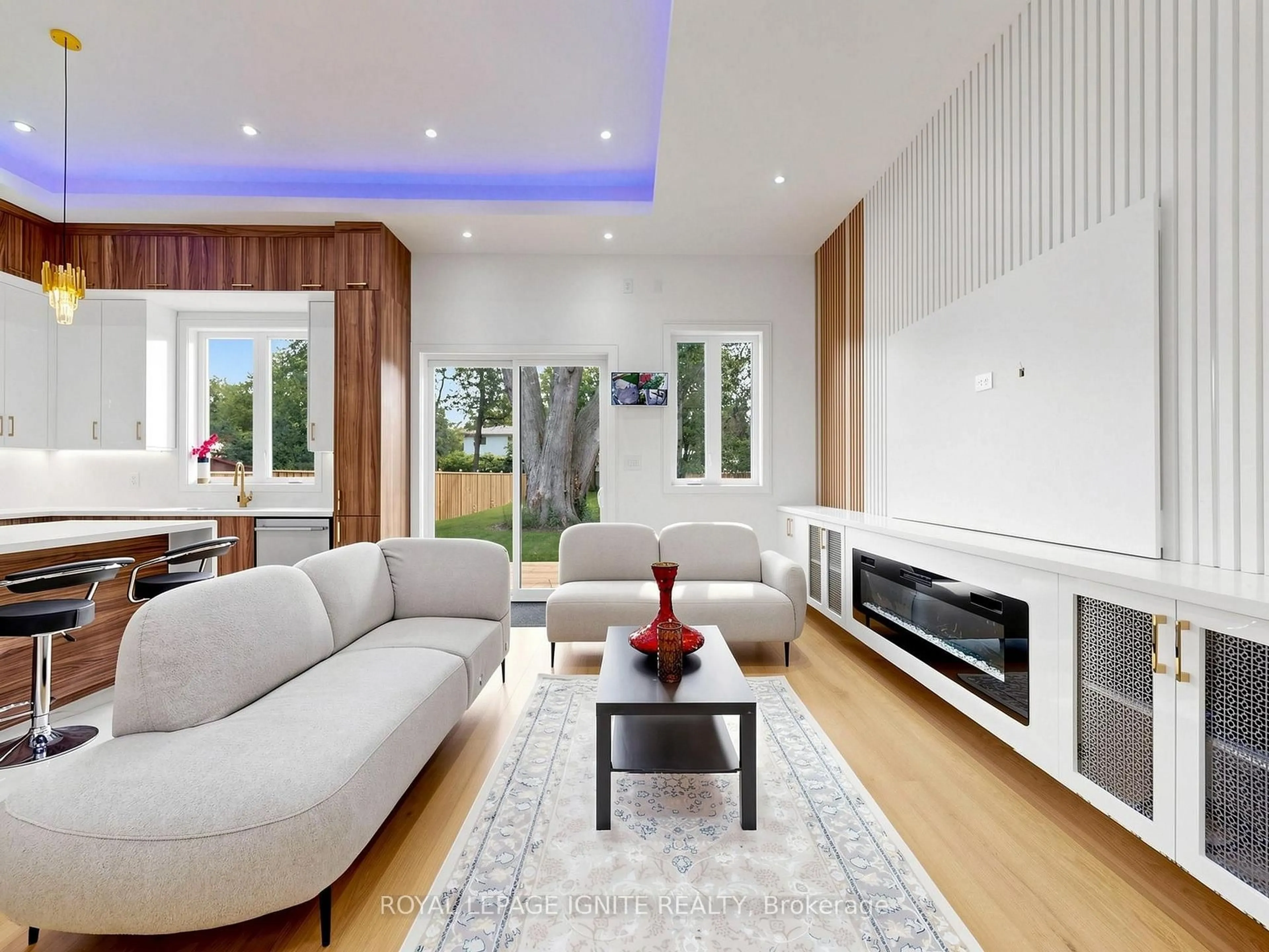 Living room with furniture, wood/laminate floor for 160 Manse Rd, Toronto Ontario M1E 3V1