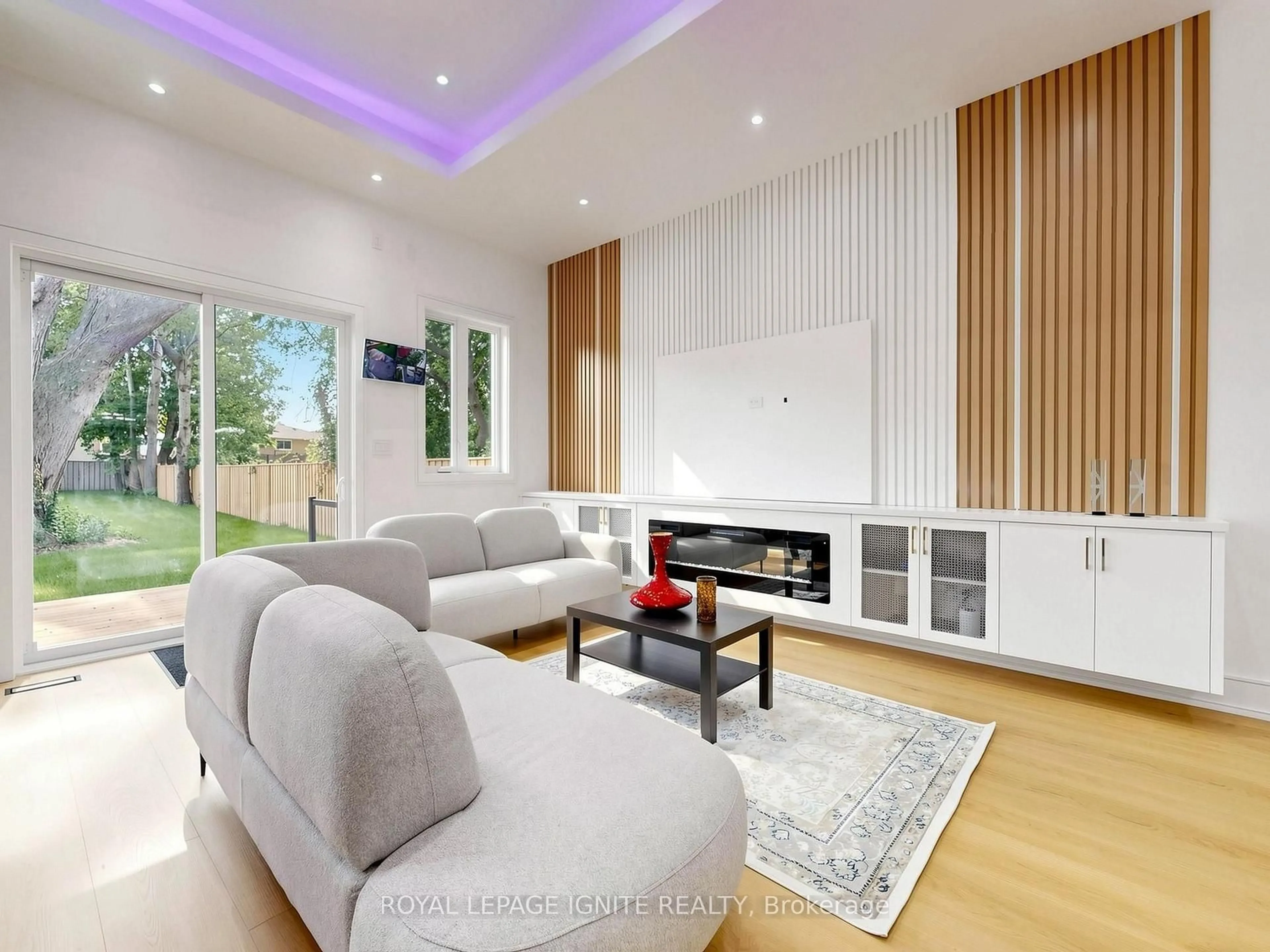 Living room with furniture, wood/laminate floor for 160 Manse Rd, Toronto Ontario M1E 3V1