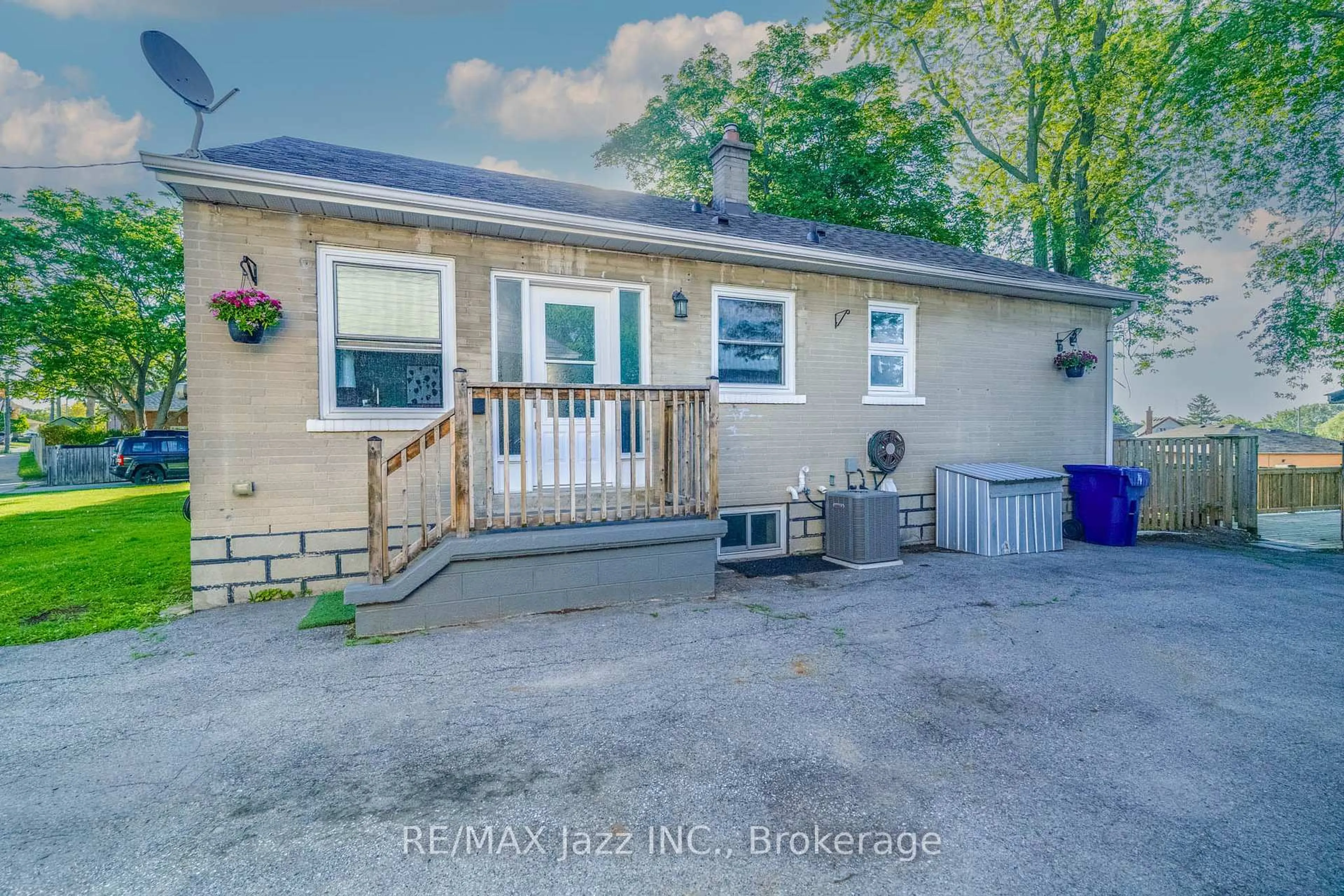 A pic from outside/outdoor area/front of a property/back of a property/a pic from drone, street for 81 Wellington Ave, Oshawa Ontario L1H 3X8