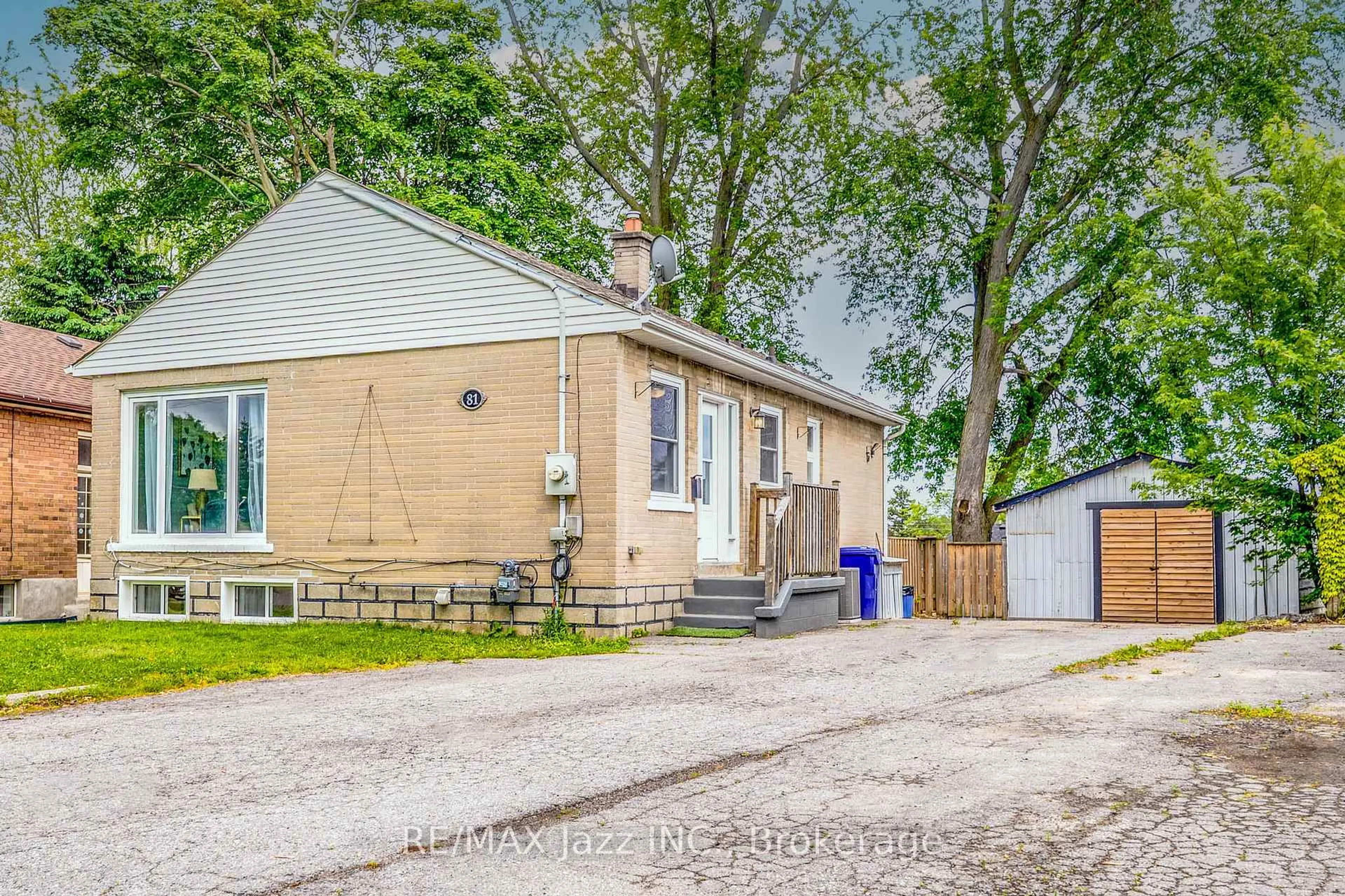 Home with brick exterior material, street for 81 Wellington Ave, Oshawa Ontario L1H 3X8