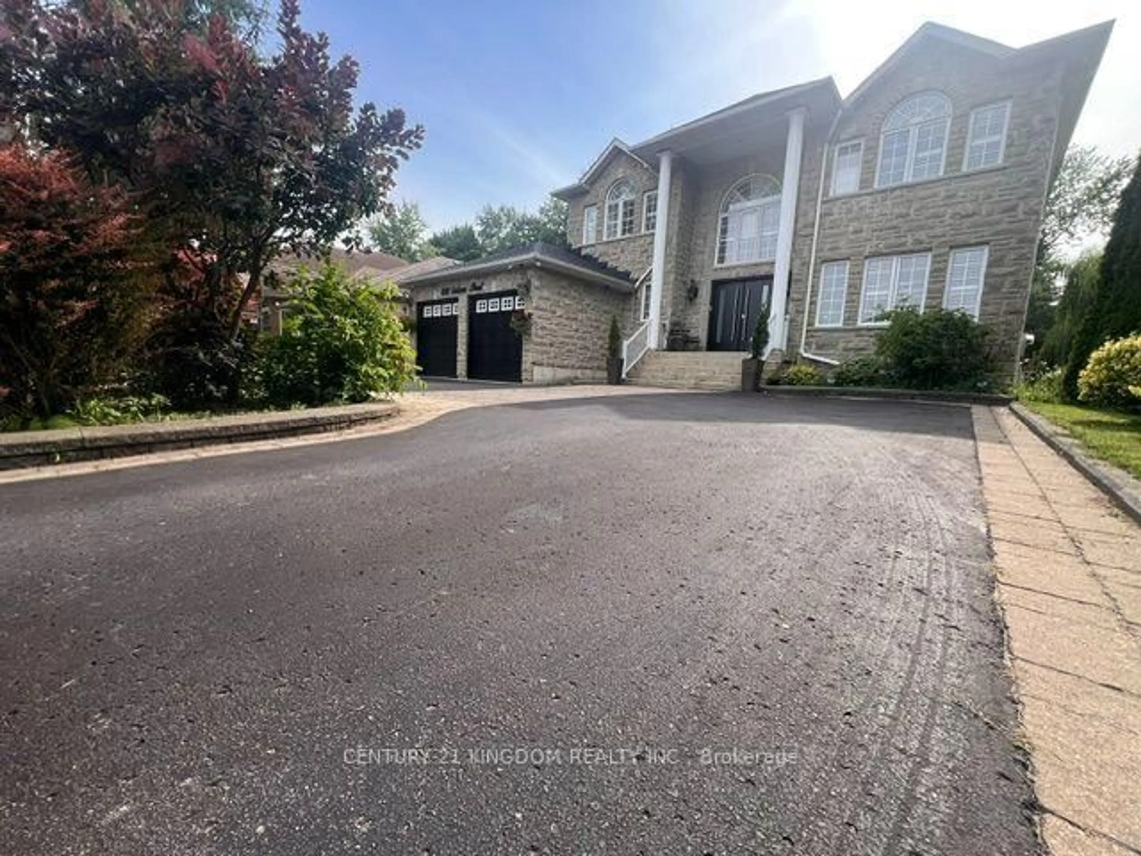 A pic from outside/outdoor area/front of a property/back of a property/a pic from drone, street for 1598 Oakburn St, Pickering Ontario L1V 6M9